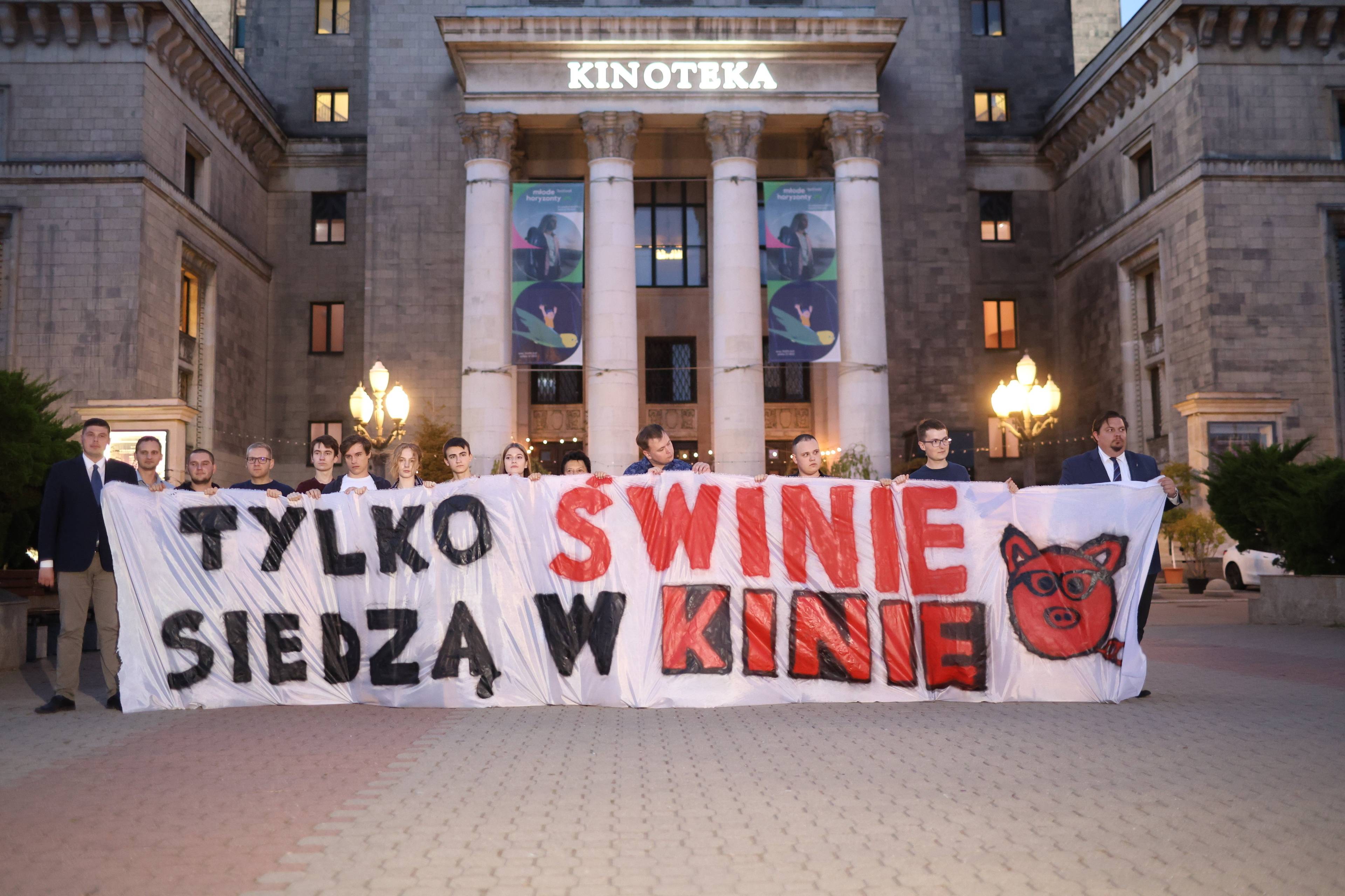 Transparent przed kinem Kinoteka: 'Tylko świnie siedzą w kinie”