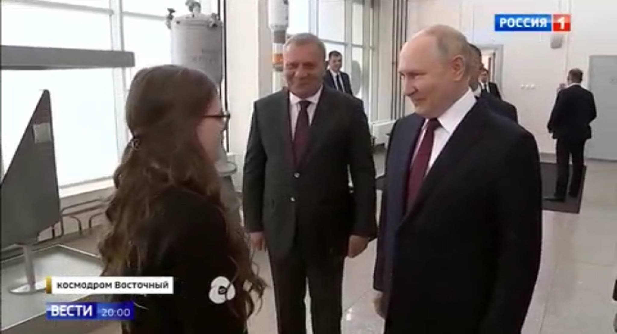 Młoda dziewczyna z długimi włosami rozmawia z Putinem