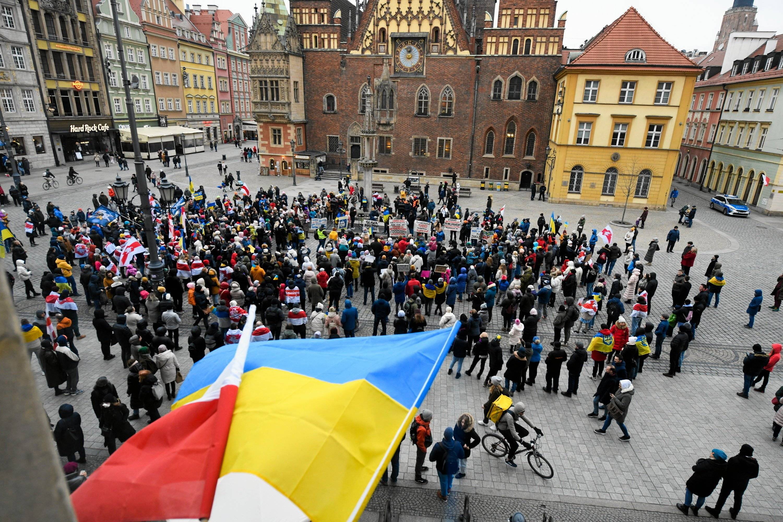 Ukraińcy na wrocławskim rynku zgromadzili się, by pokazać sprzeciw wobec agresji Rosji na Ukrainę