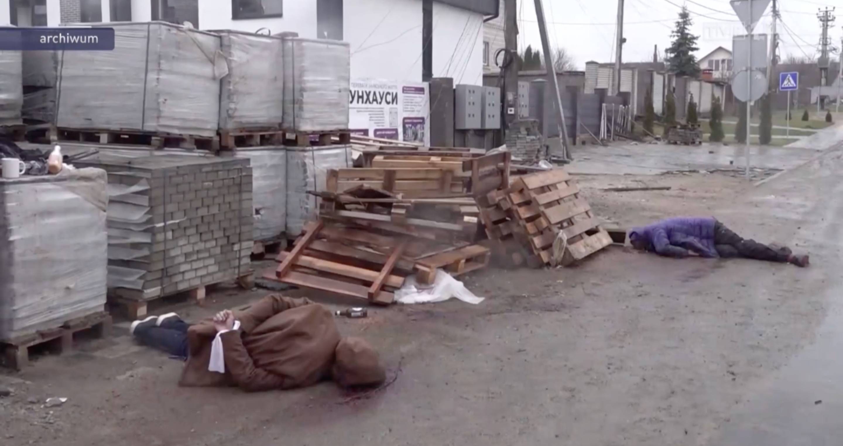 Zdjęcia ofiar rosyjskich zbrodni w Wiadomościach TVP