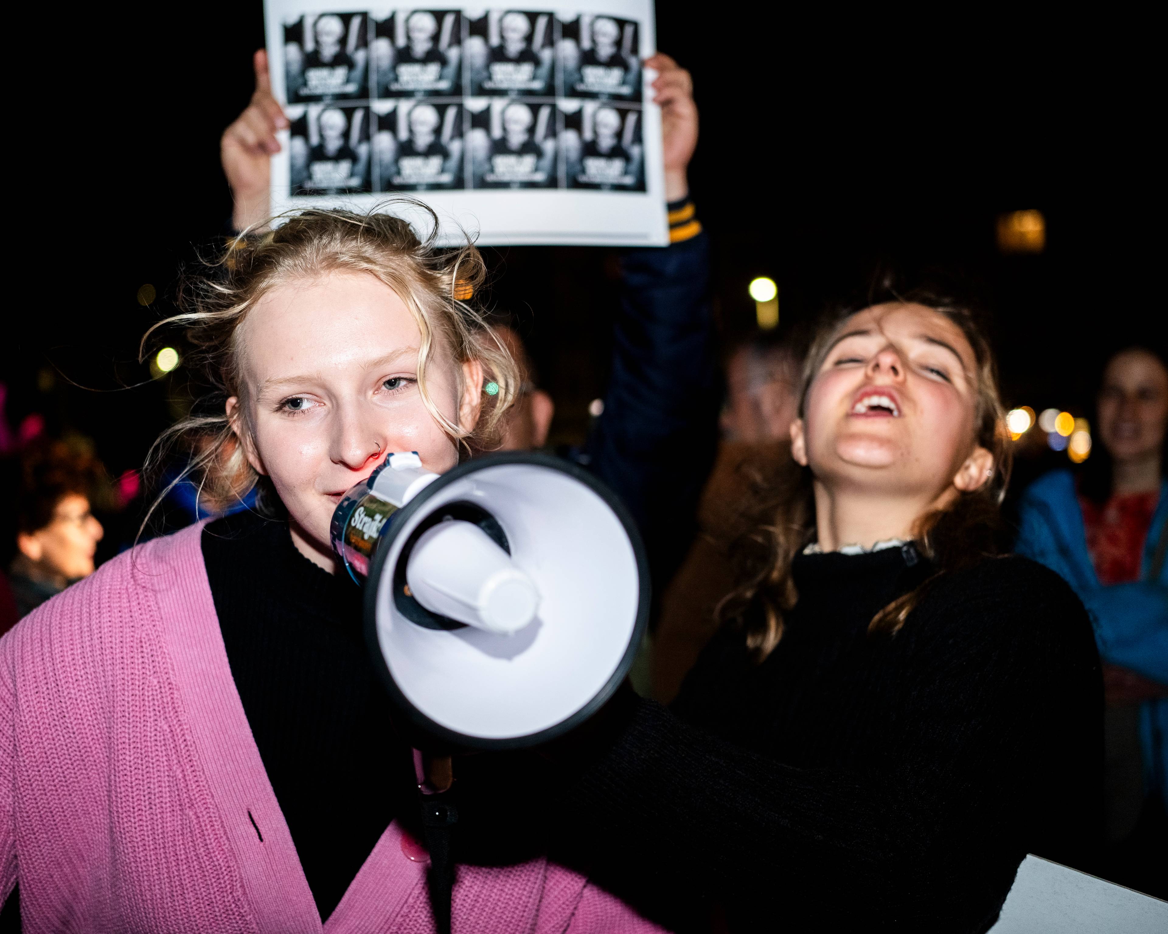 scena z manifestacji ulicznej, dziewczyna mówi przez megafon