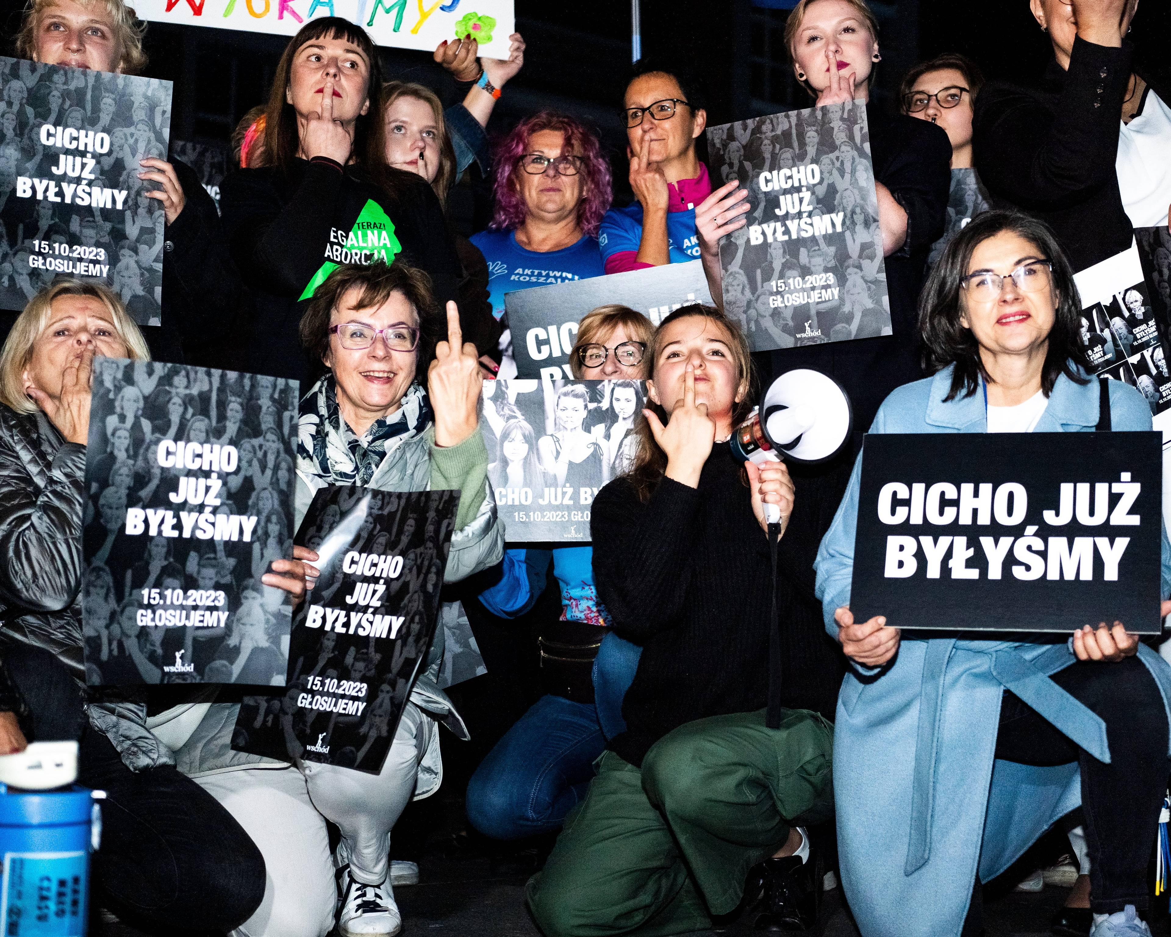na zdjęciu grupa kobiet z banerami "Cicho to już byłyśmy"