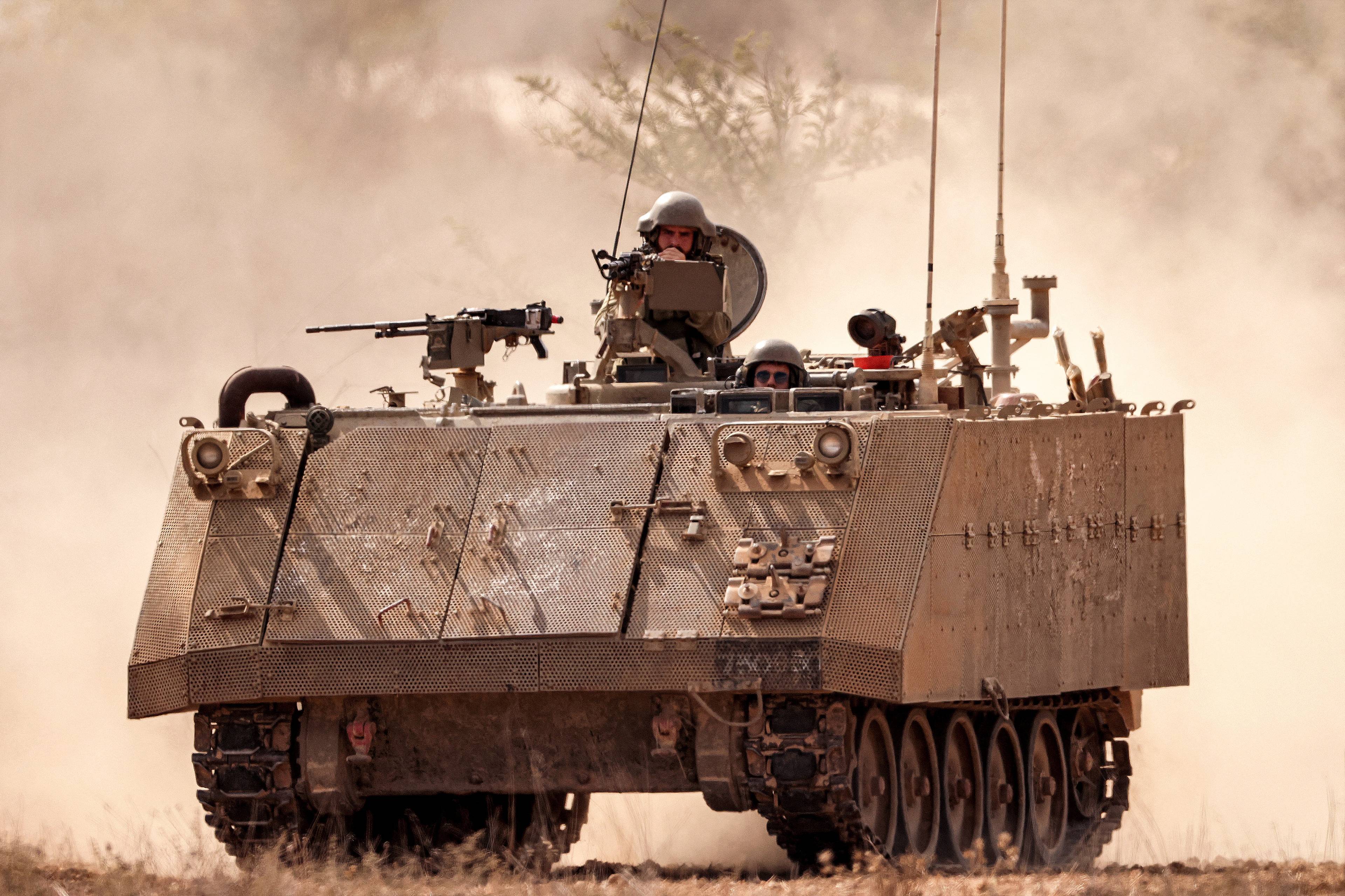 Izraelski pojazd opancerzony. na wieżyczce - żołnierz