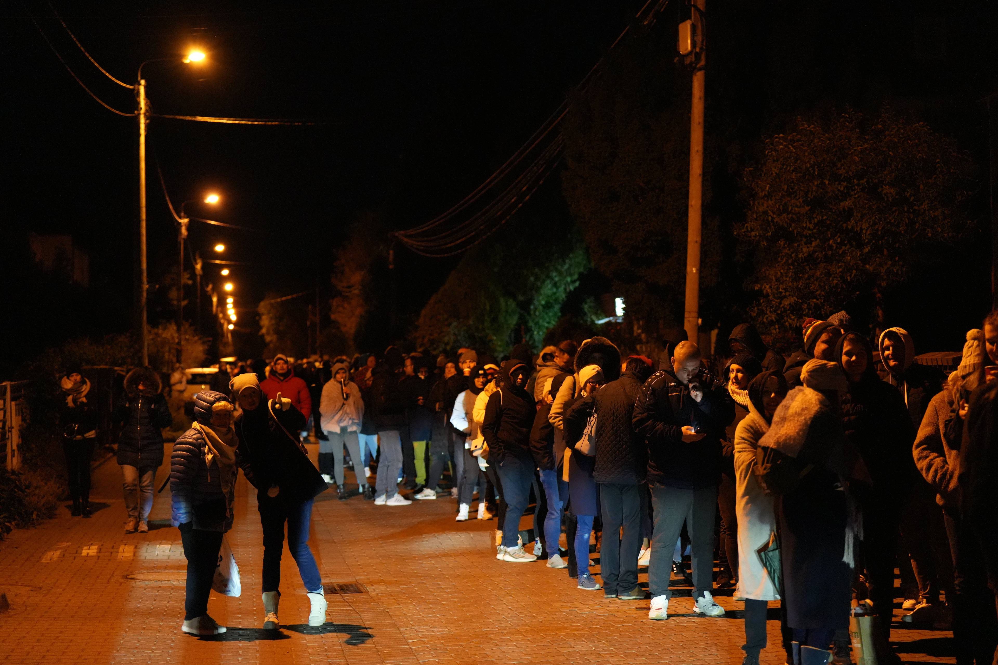 Tłumy stoją w kolejce do lokalu wyborczego długo po oficjalnym zakończeniu głosowania