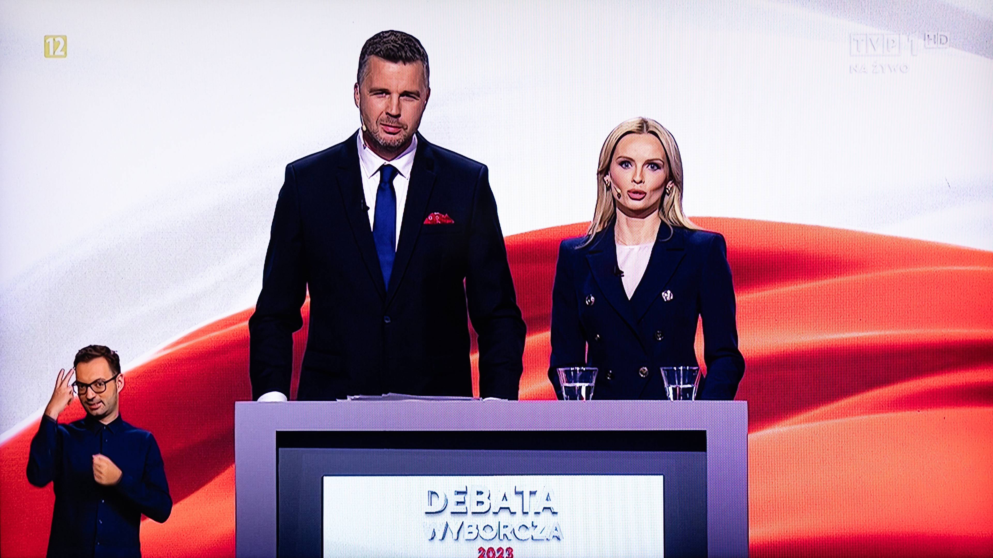 Wysoki męzczyzna (Michał Rachoń) i długowłosa blondynka (Anna Bogusiewicz-Grochowska) prowadzą debatę TVP