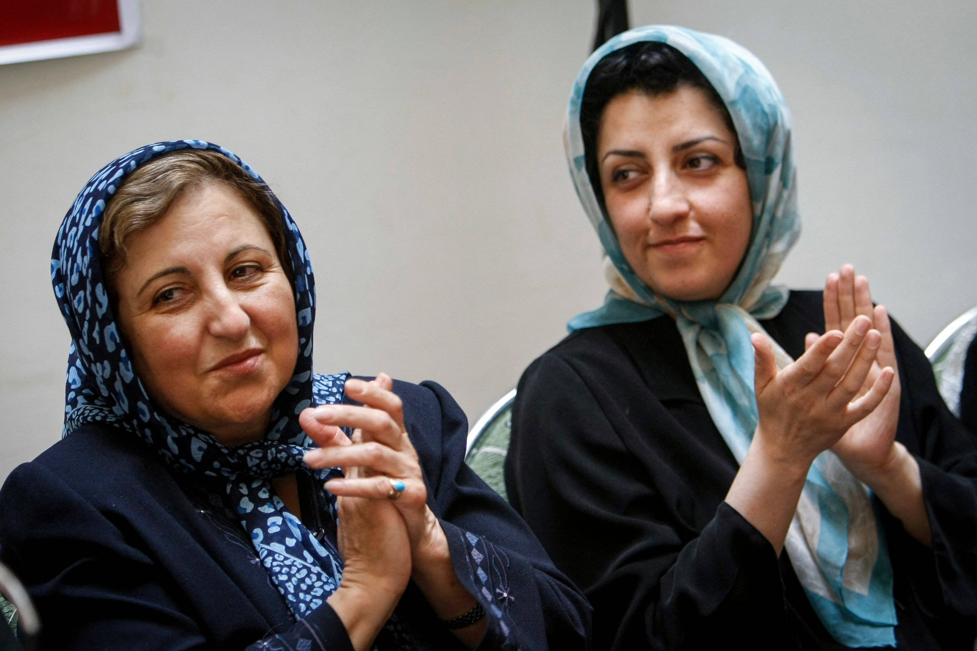 wie irańskie laureatki Pokojowej Nagrody Nobla: Shirin Ebadi i Narges Mohammadi (z prawej), w chustach na głowach, biją brawo