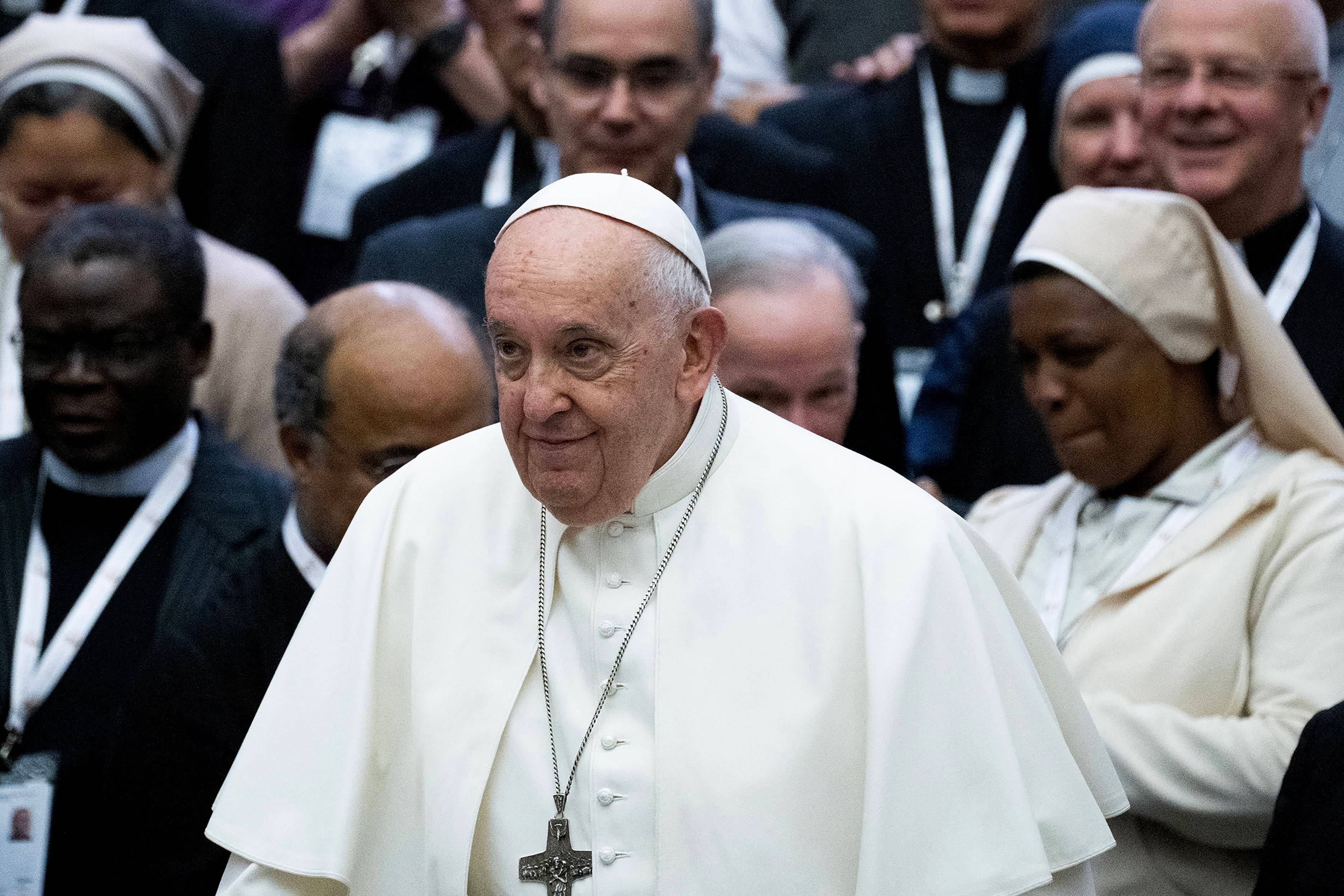 Papież Franciszek w otoczeniu delegatów i delegatek na synod w Watykanie