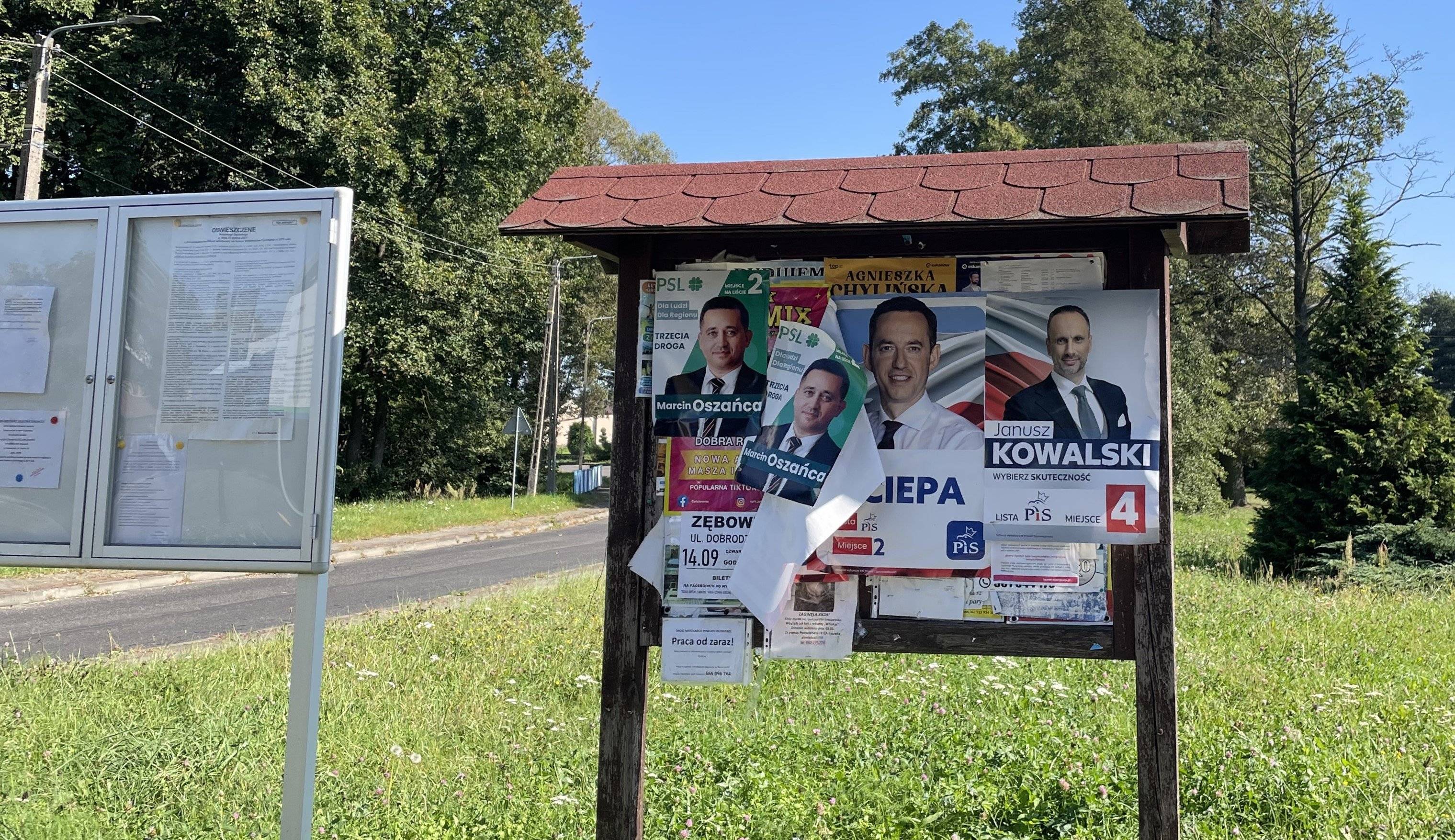 wiejska tablica informacyjna z plakatami wyborczymi