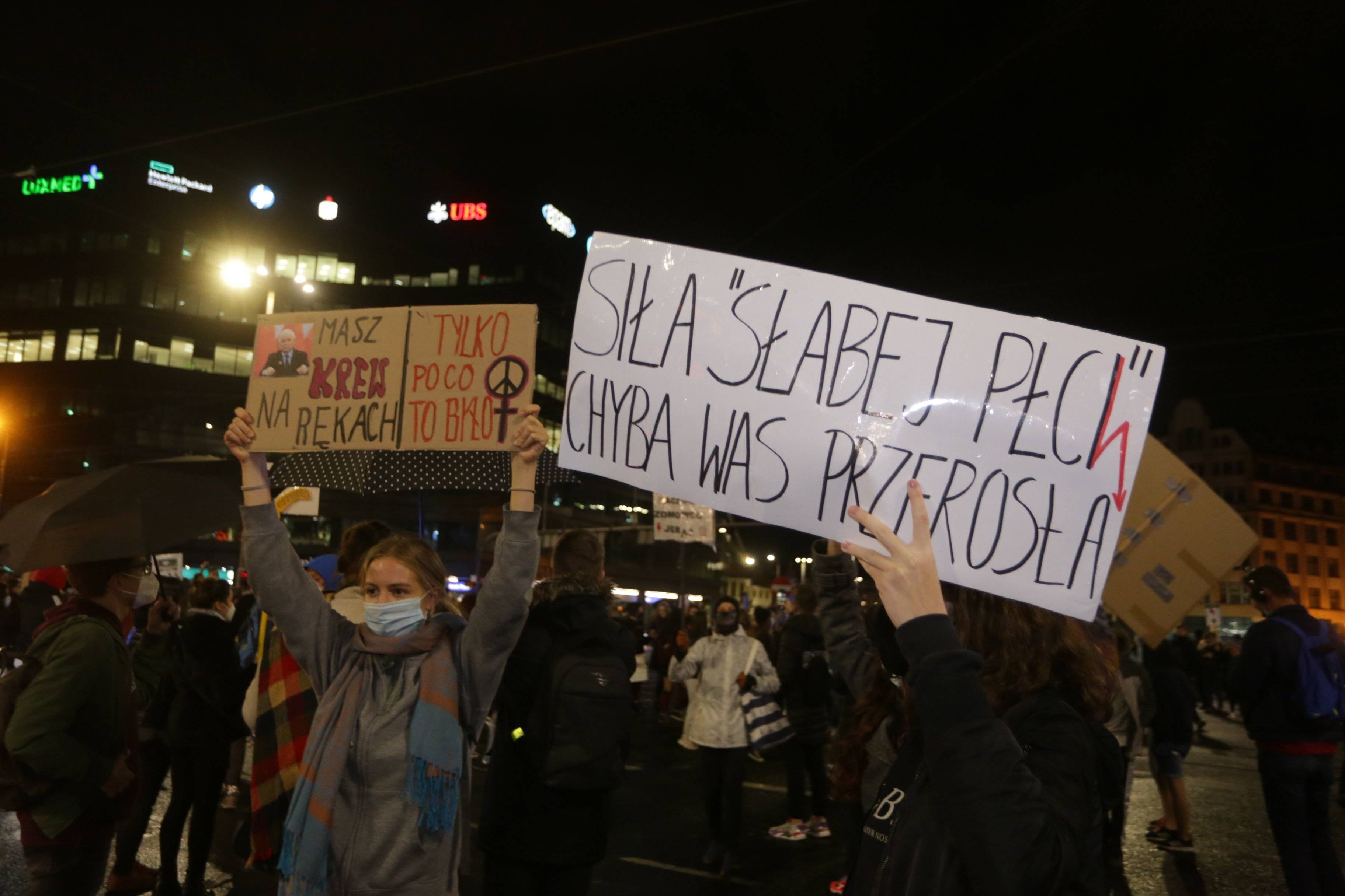 Demonstrantki trzymają transparent "Siła »słabej płci« chyba was przerosła