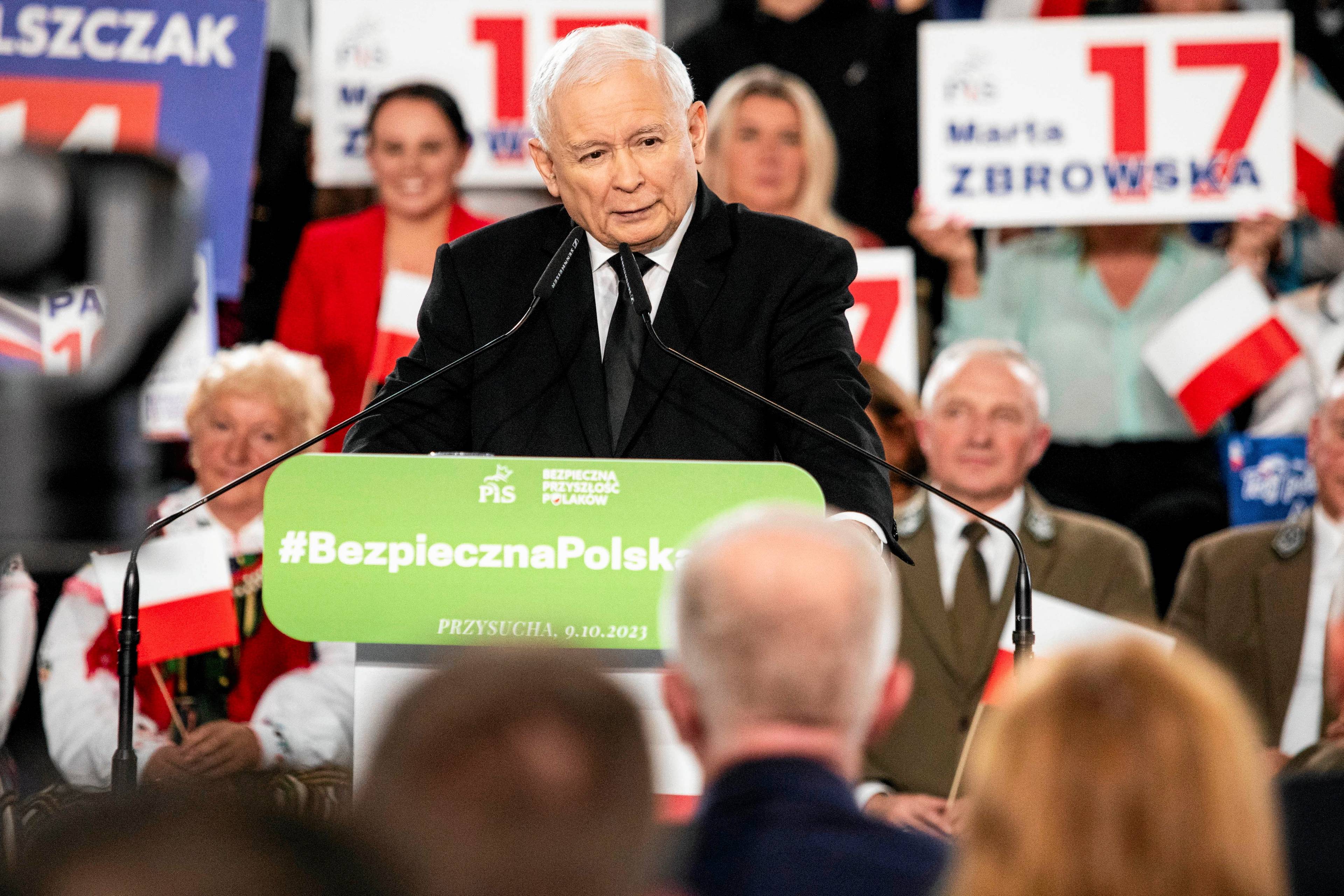 Jarosław Kaczyński przemawia podczas konwencji wyborczej Prawa i Sprawiedliwości w miejscowości Przysucha 9 października 2023 roku