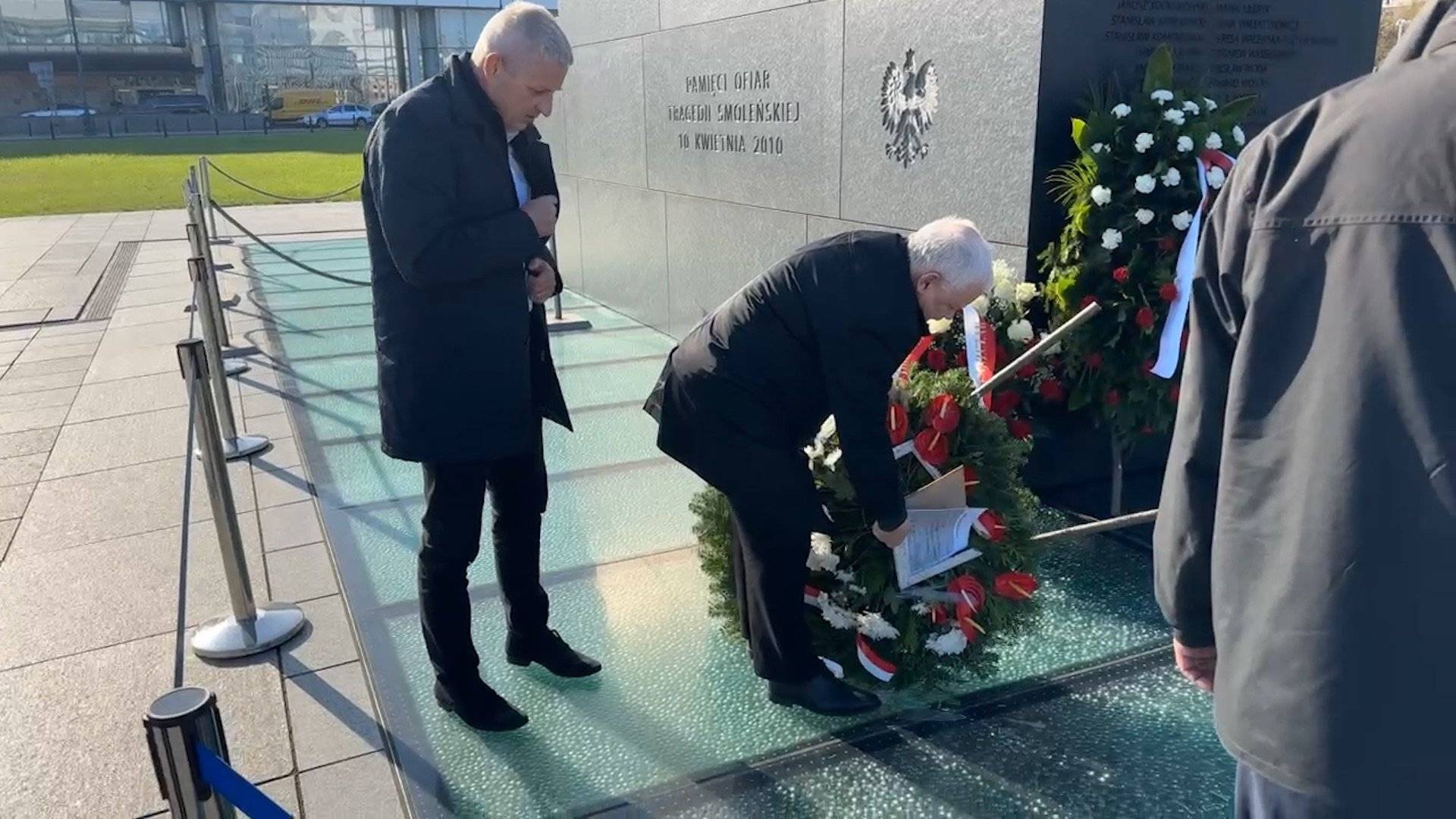Jarosław Kaczyński niszczy wieniec pod pomnikiem smoleńskim