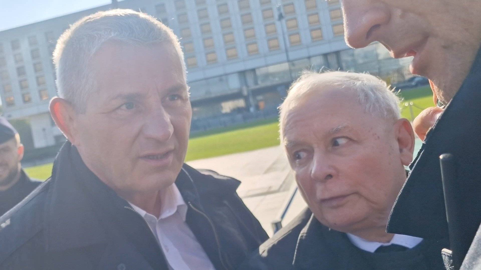Jarosław Kaczyński (po prawej) i jego ochroniarz pod Pomnikiem Smoleńskim w Warszawie