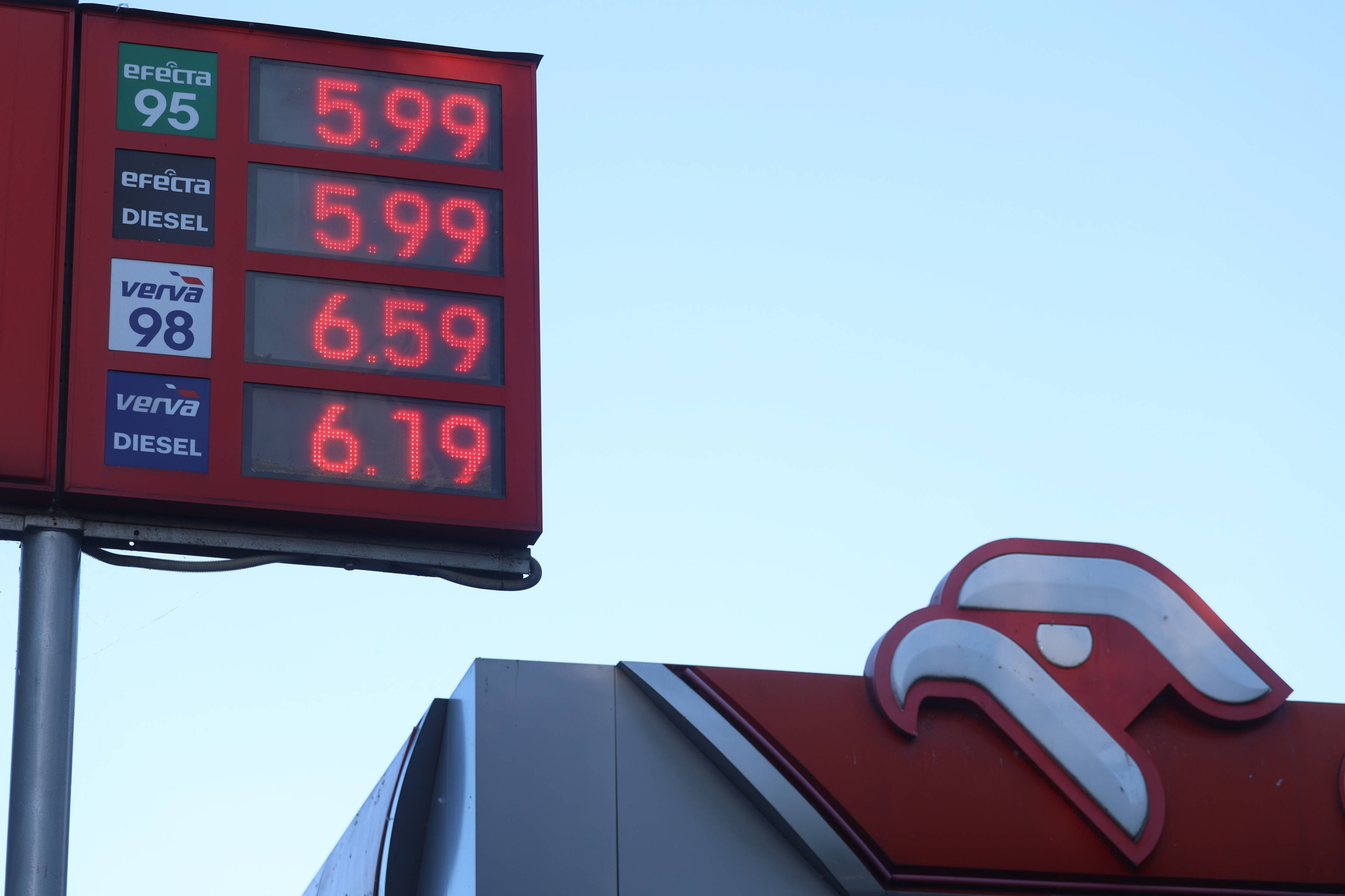 pylon stacji Orlenu pokazuje niskie ceny paliw: podstawowa benzyna i diesel po 5,99