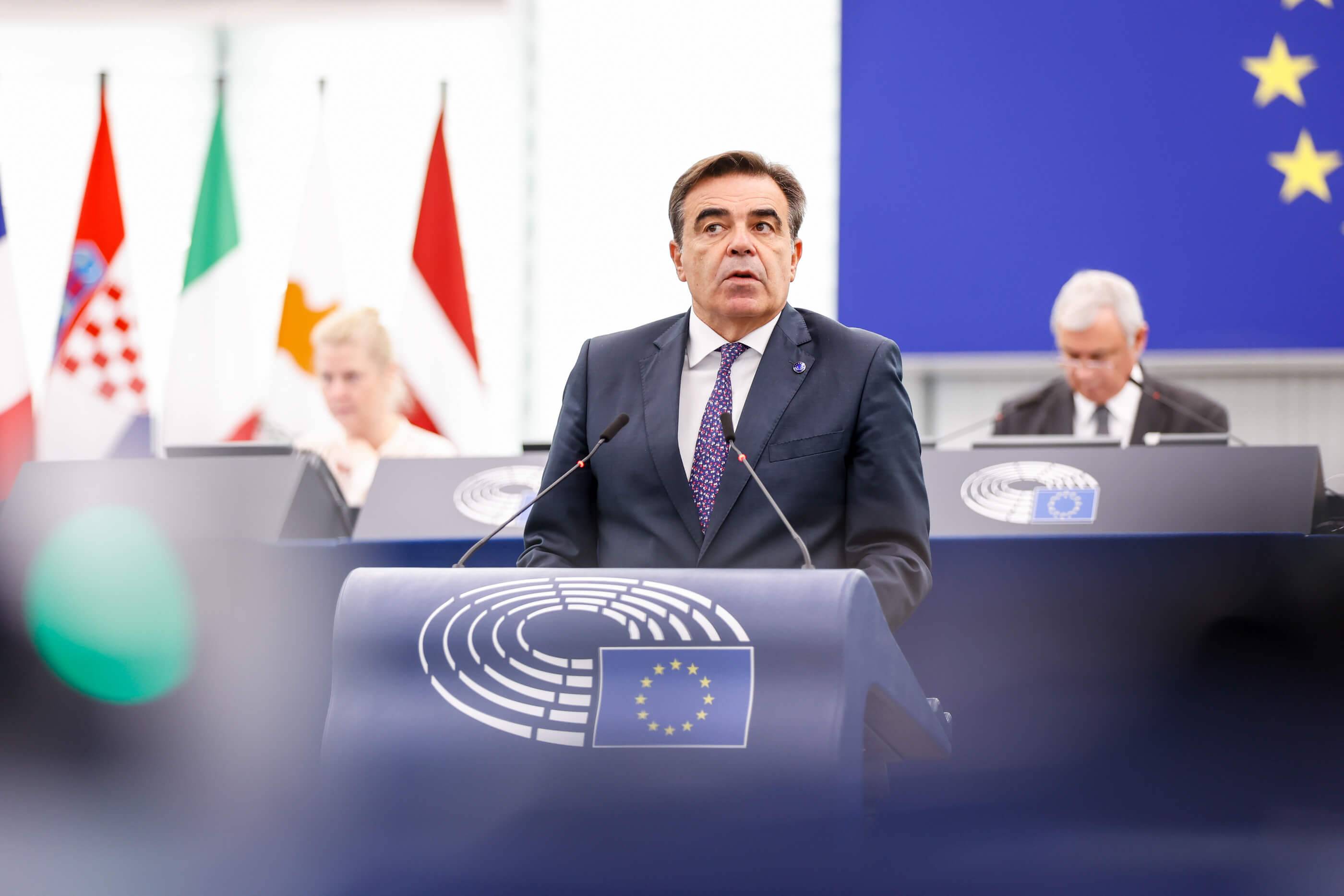 Margaritis Schinas, wiceprzewodniczący Komisji Europejskiej podczas debaty w Parlamencie Europejskim na temat polskiej afery wizowej 3 października 2023 roku