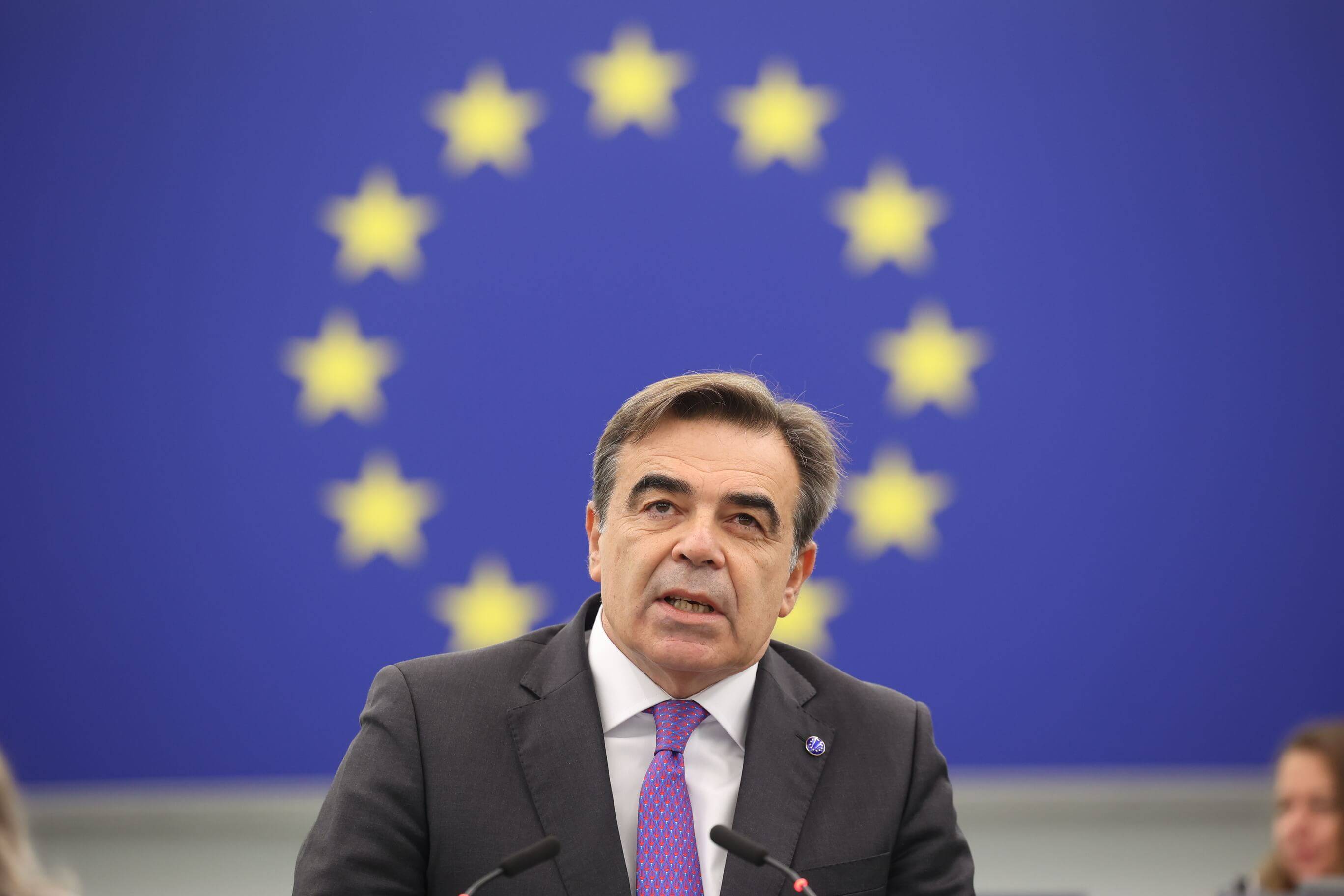 Wiceprzewodniczący Komisji Europejskiej Margaritis Schinas podczas debaty o konieczności szybkiego wprowadzenia paktu migracyjnego w Parlamencie Europejskim w Brukseli w czwartek 4 października 2023