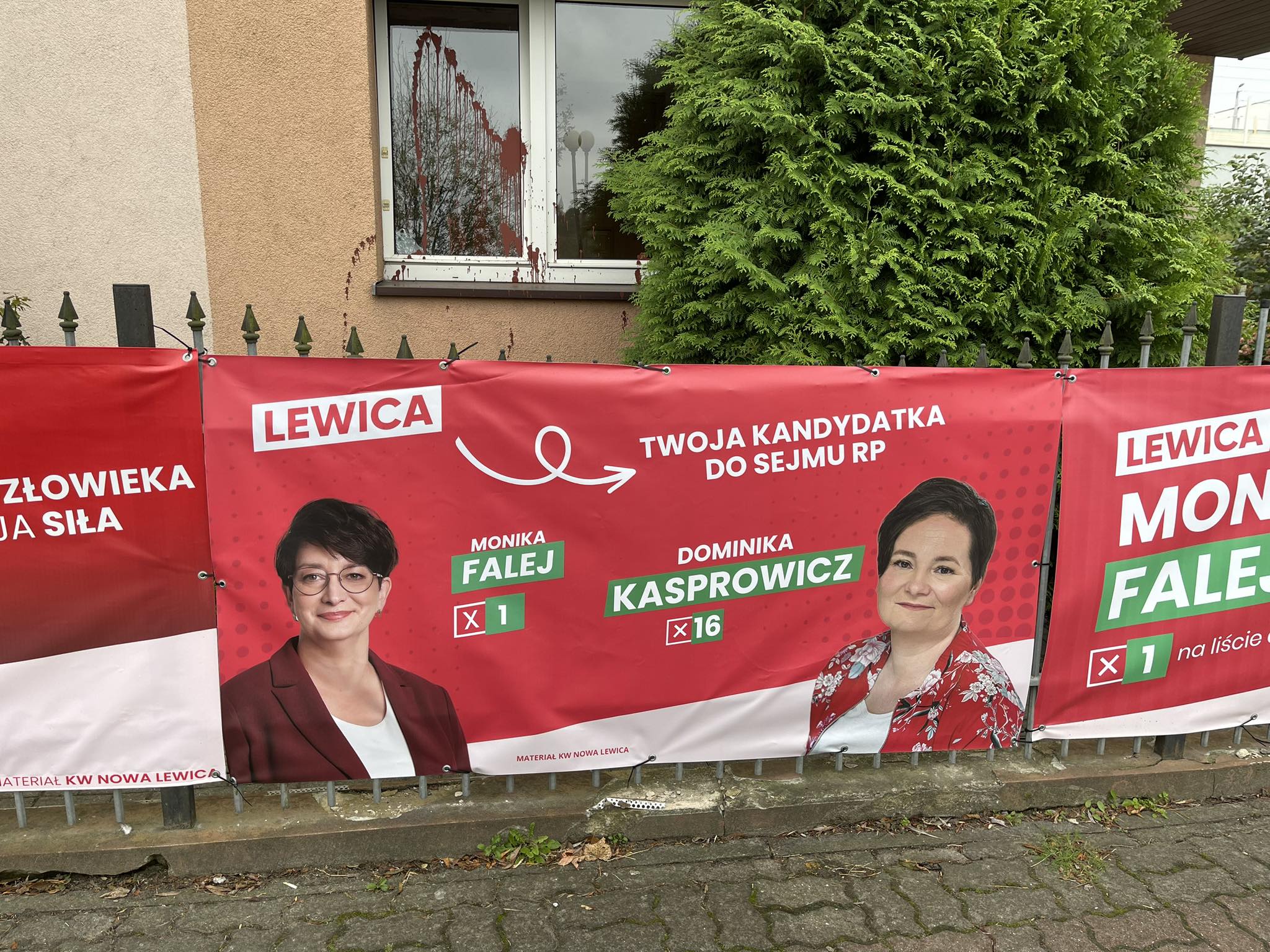 Czerwony bilboard wyborczy lewicy z portretami dwóch kobiet: Miniki Falej i Dominiki Kasprowicz