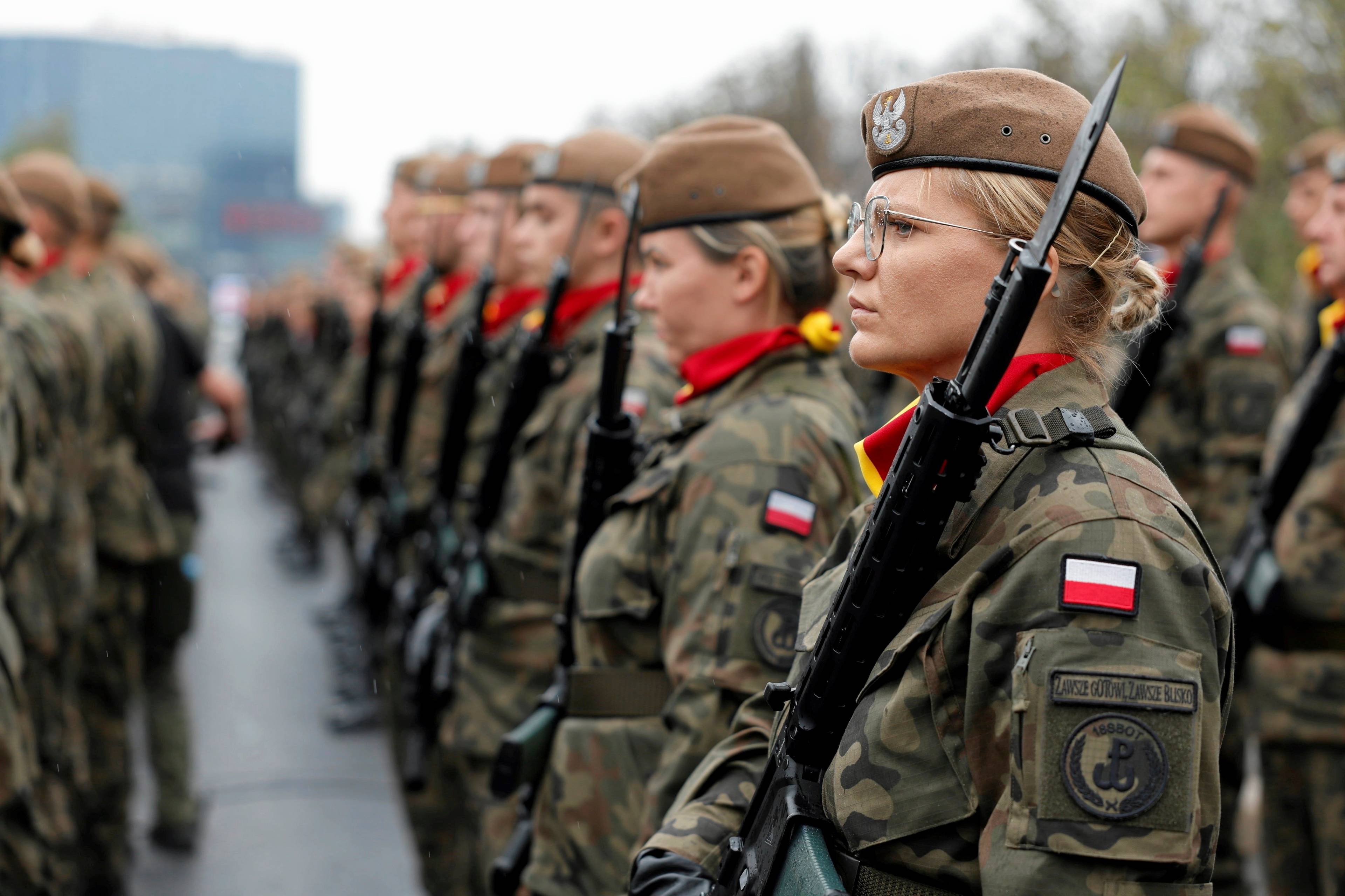 dziewczyny w mundurach obrony terytorialnej stoją w szeregu