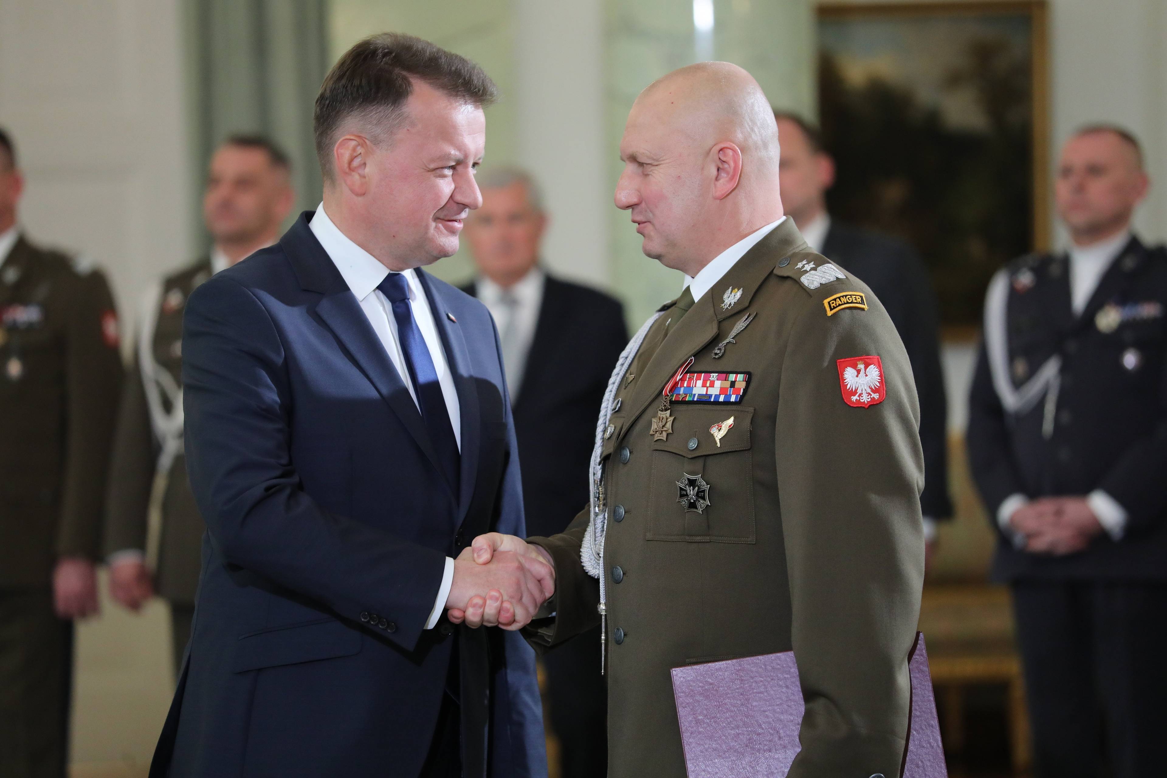 Minister Obrony Narodowej Mariusz Błaszczak gratuluje generałowi Maciejowi Kliszowi objęcia funkcji Dowódcy Operacyjnego Rodzajów Sił Zbrojnych podczas uroczystości w Pałacu Prezydenckim 10.10.2023 w Warszawie.