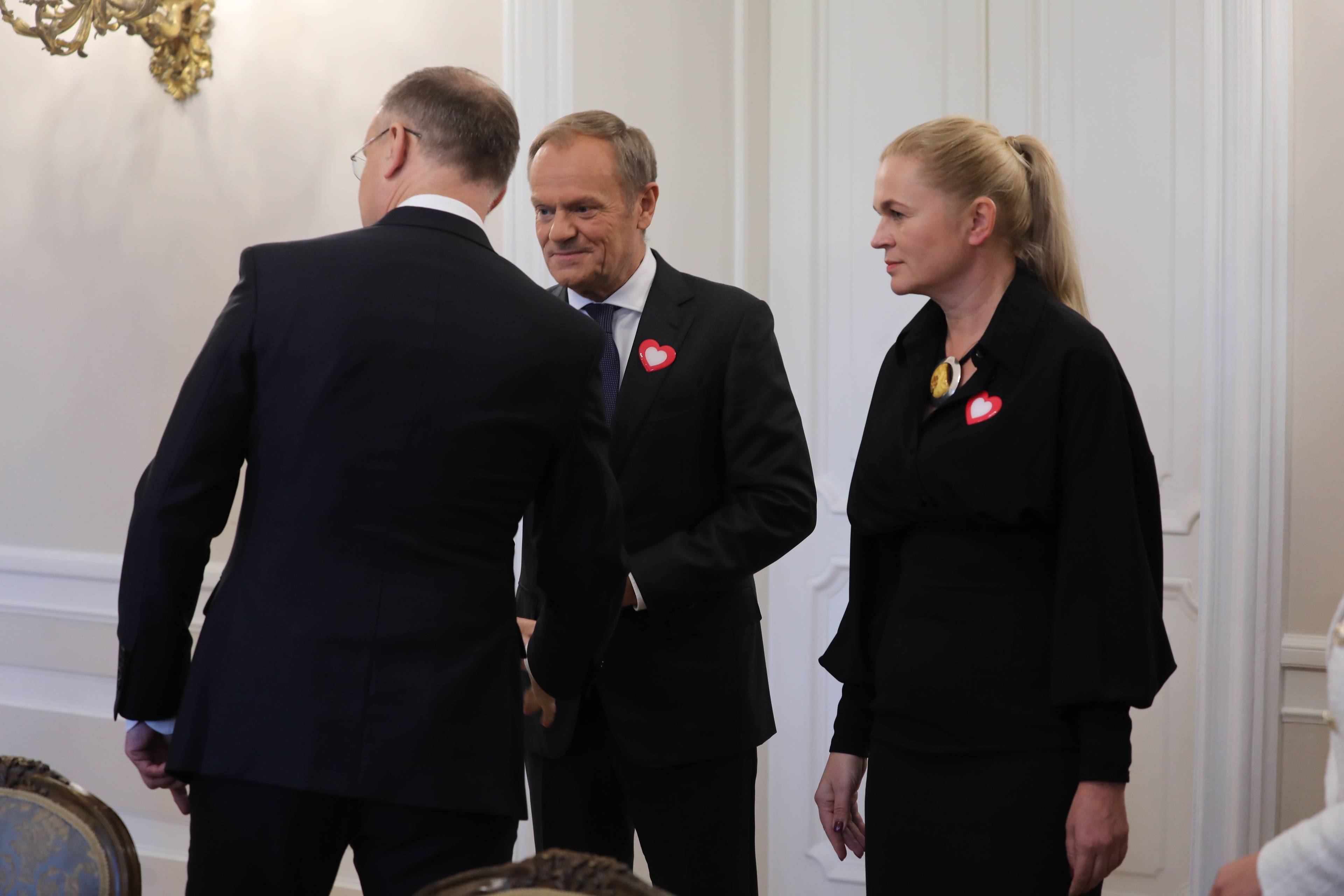 Andrzej Duda rozmawia z Donaldem Tuskiem i Barbarą Nawacką