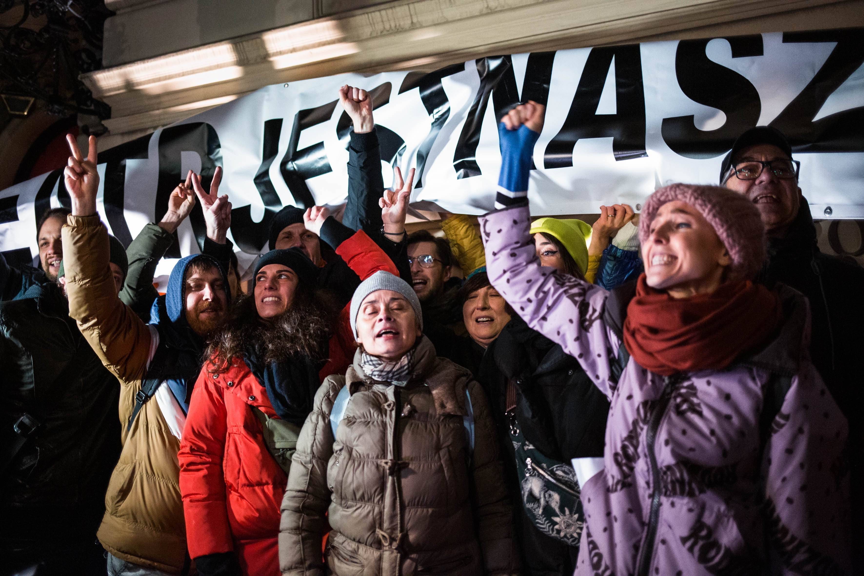 Demonstranci przed Teatrem im. Słowackiego trzymaja transparent z napisem „Teatr jest nasz”. Kultura w programach wyborczych