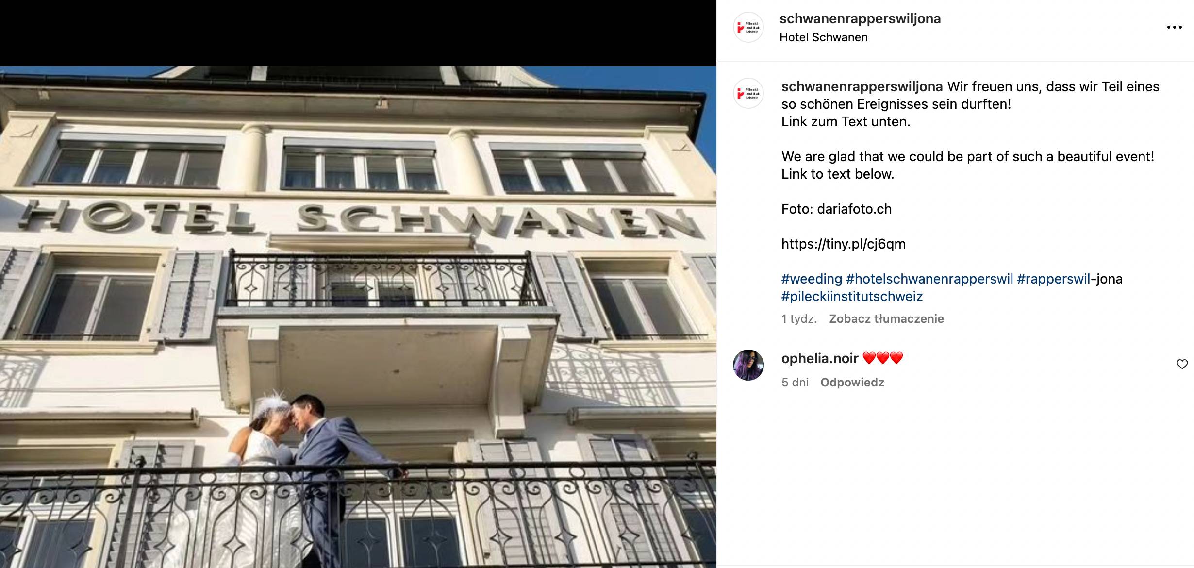 Zrzut ekranu z instagramowego profilu Instytutu Pileckiego w hotelu Schwanen w Rapperswilu. Na zdjęciu młoda para całuje się na balkonie hotelu.