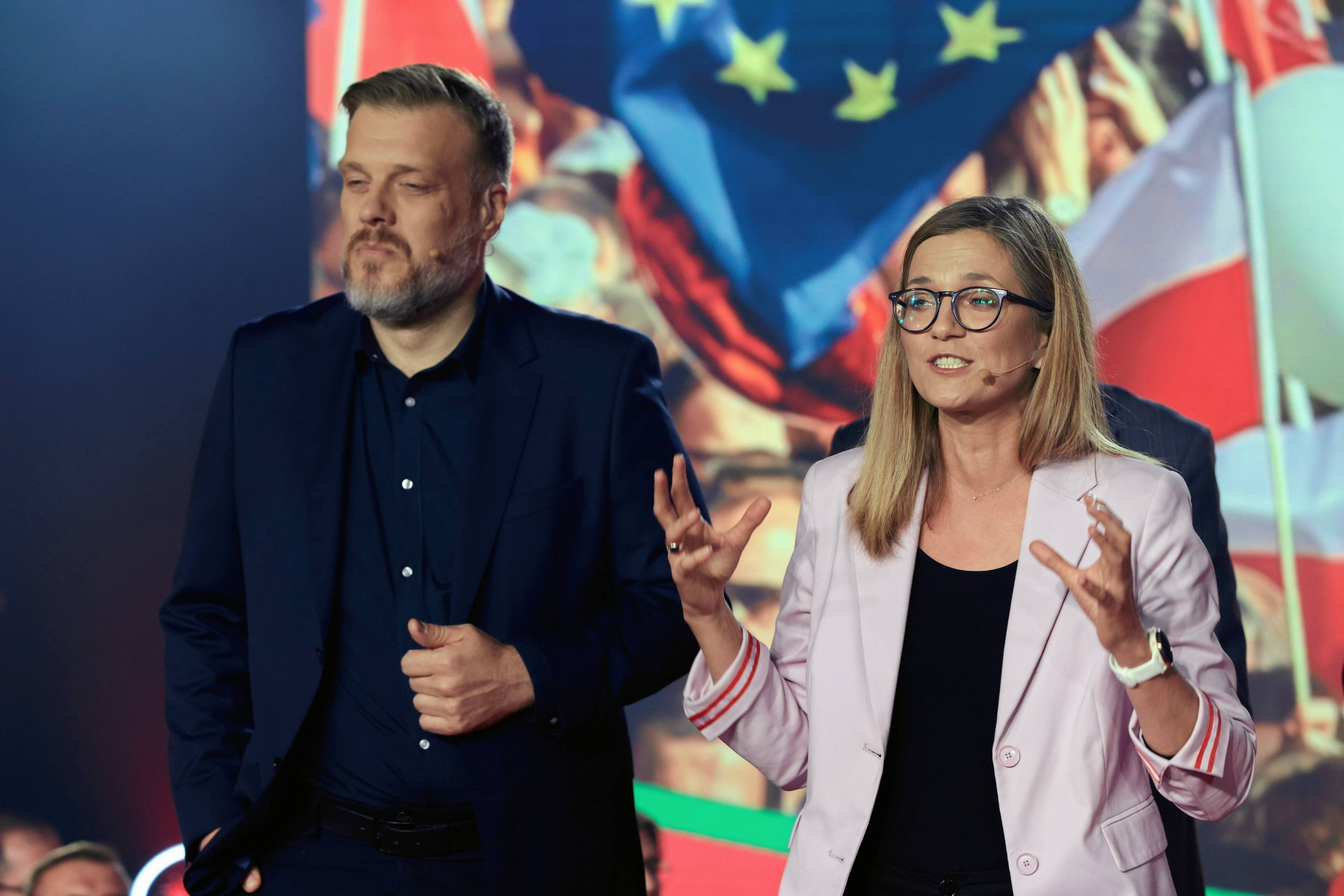 Adrian Zandberg i Magdalena Biejat podczas wieczoru wyborczego Nowej Lewicy.