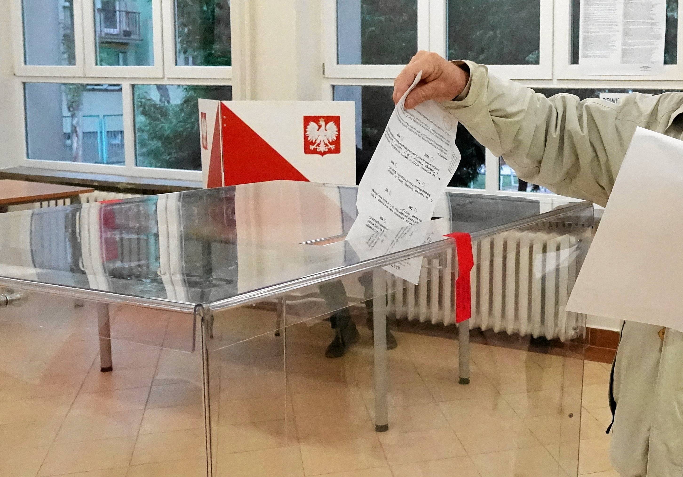 Karta referendalna wrzucana do urny wyborczej.