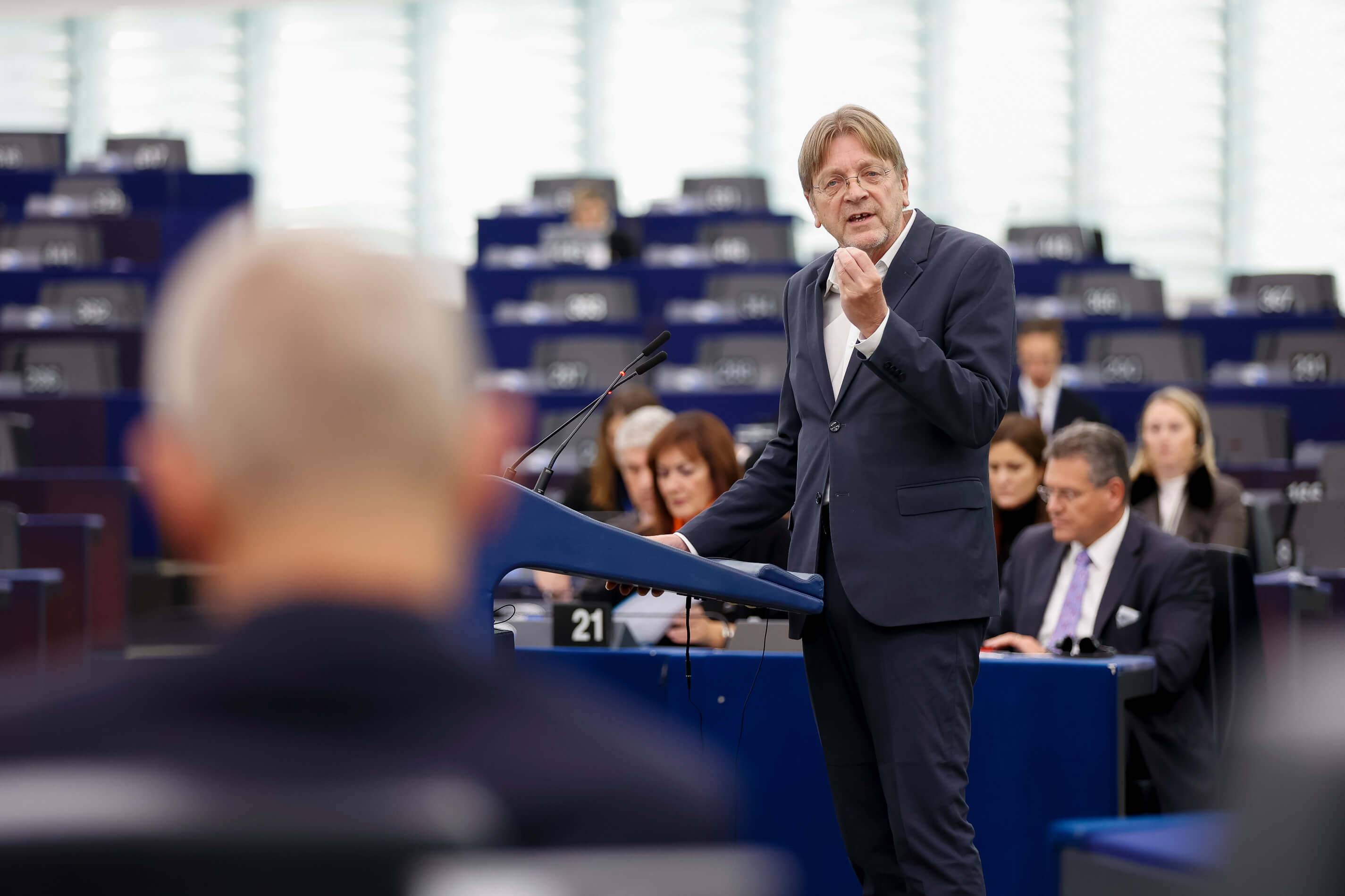 Guy Verhofstadt, poseł grupy Odnowić Europę w Parlamencie Europejskim przemawia podczas sesji plenarnej w Strasburgu na temat niezbędnej jego zdaniem reformy traktatowej UE