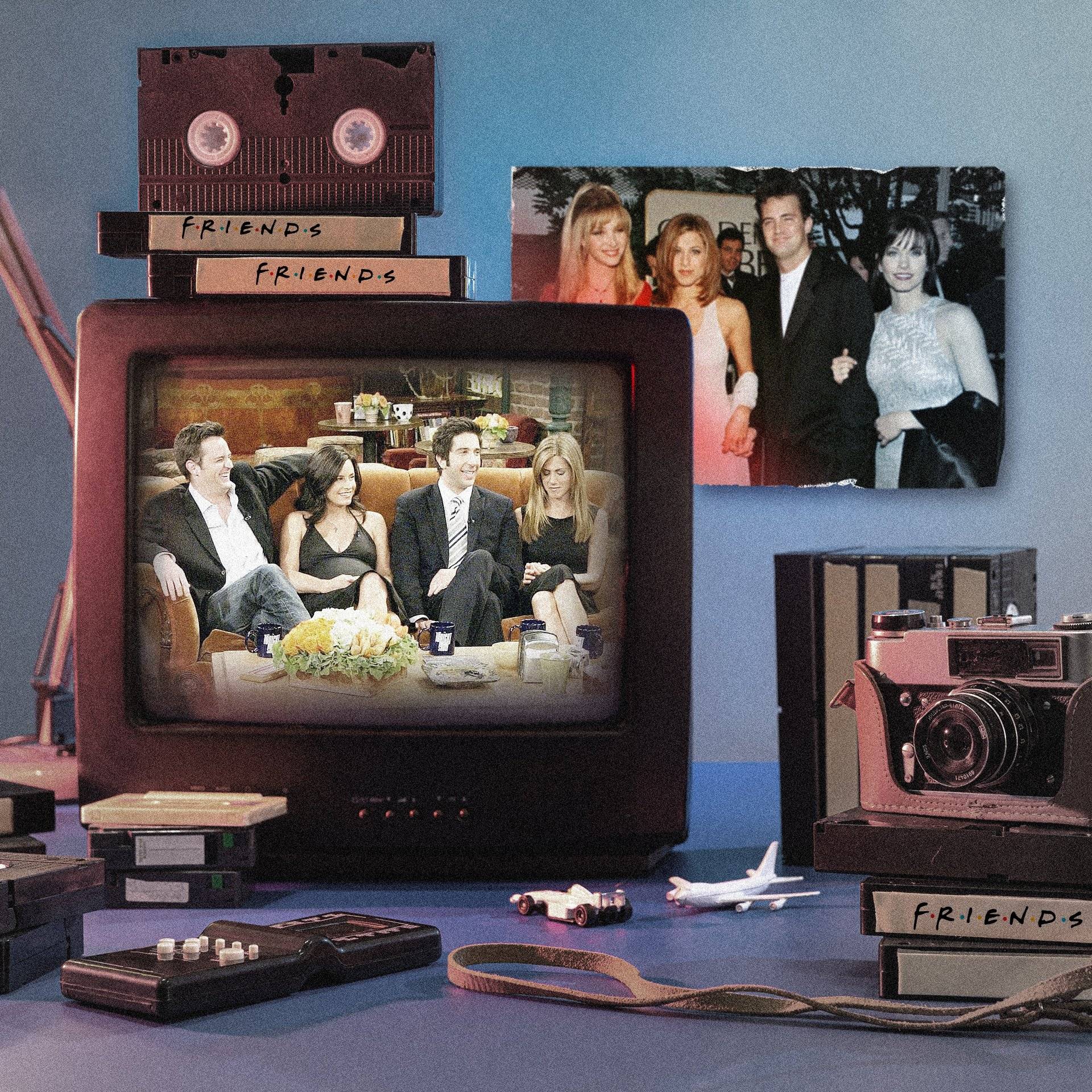 Telewizor, kasety, zdjęcia z postaciami z serialu Przyjaciele