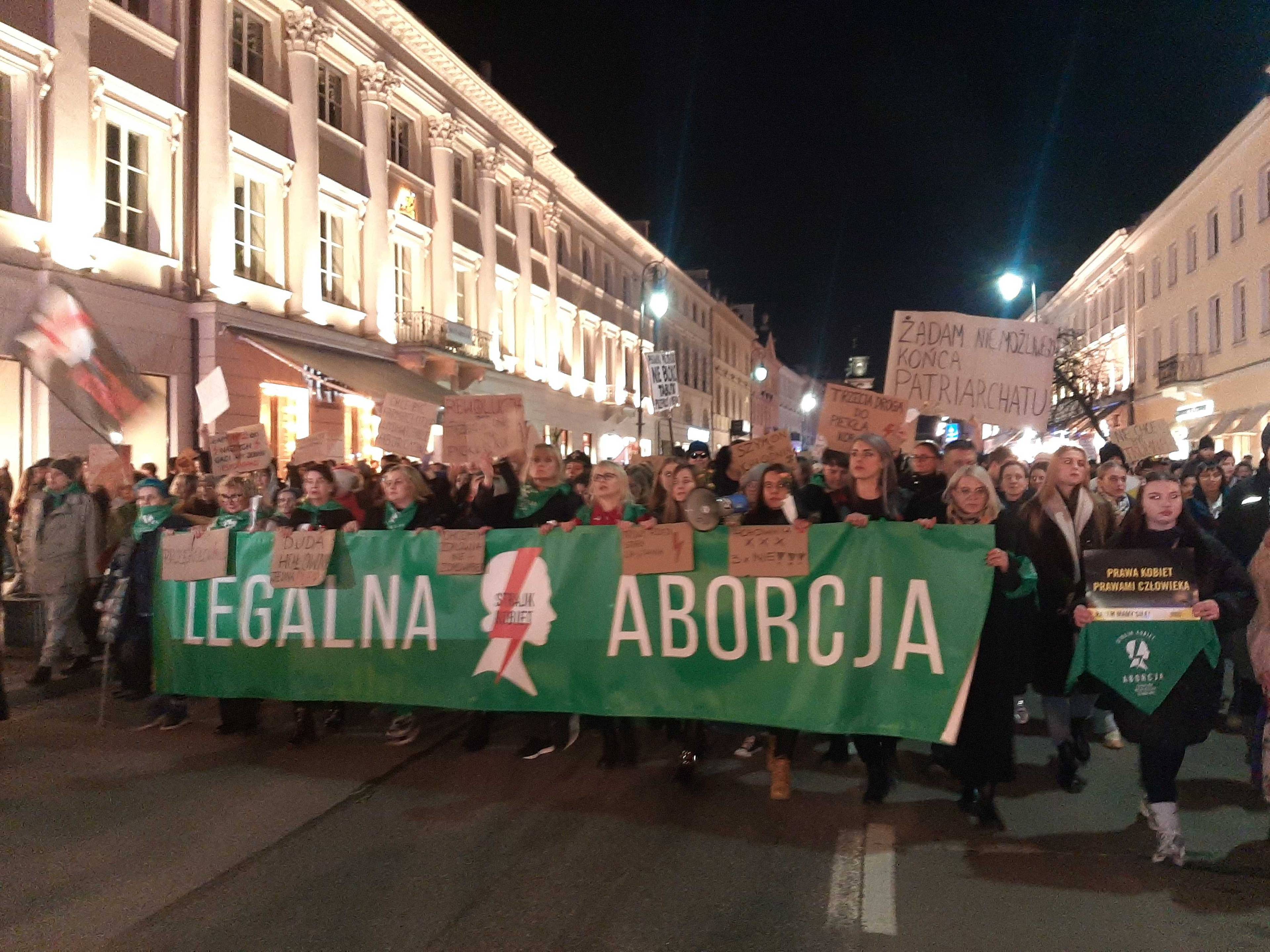 Dmonstracja z transparentem "Legalna aborcja"
