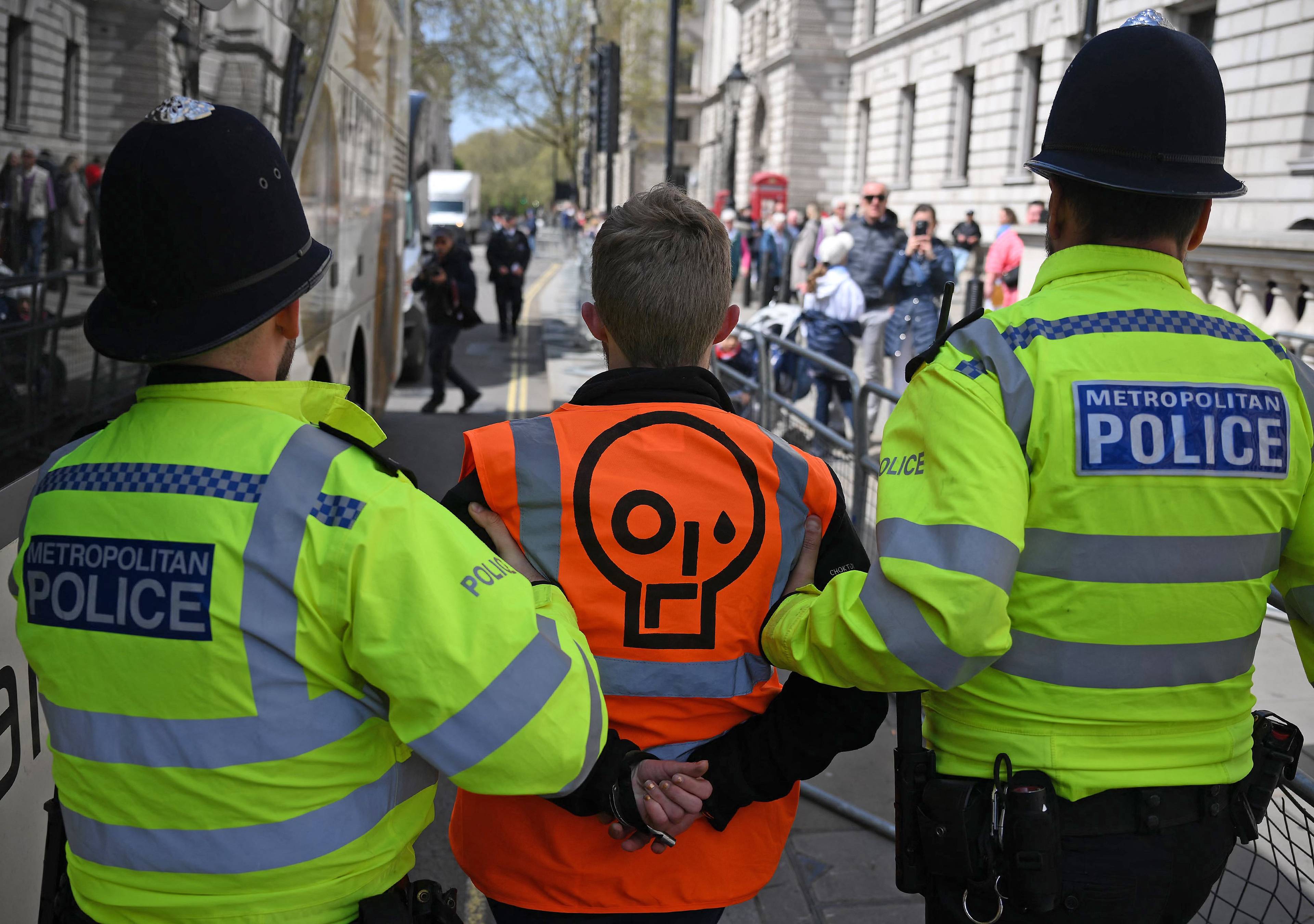 Brytyjska policja prowadzi zatrzymanego aktywistę