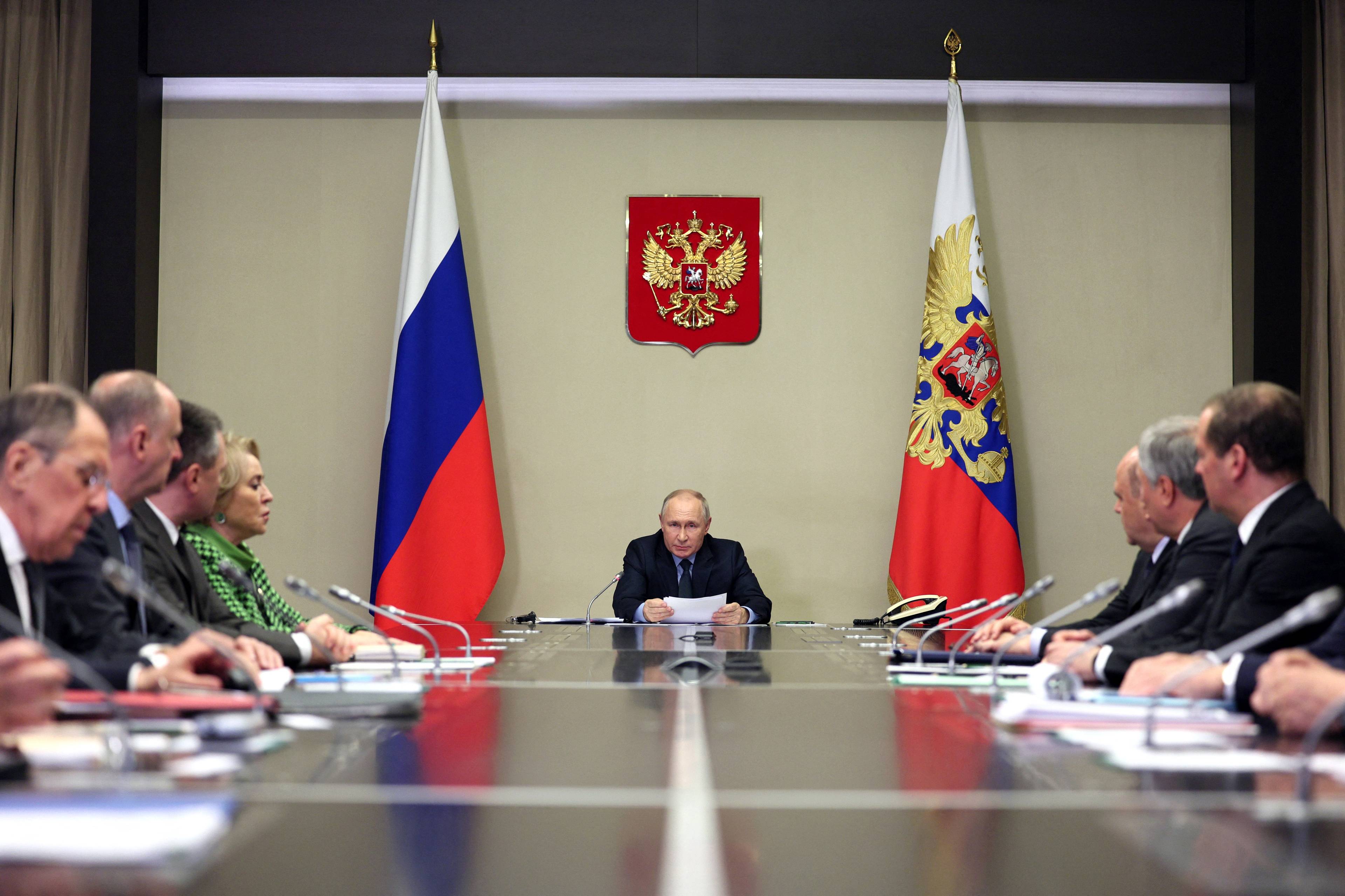 Putin u szczytu stołu, przy którym siedzą kremlowscy dostojnicy