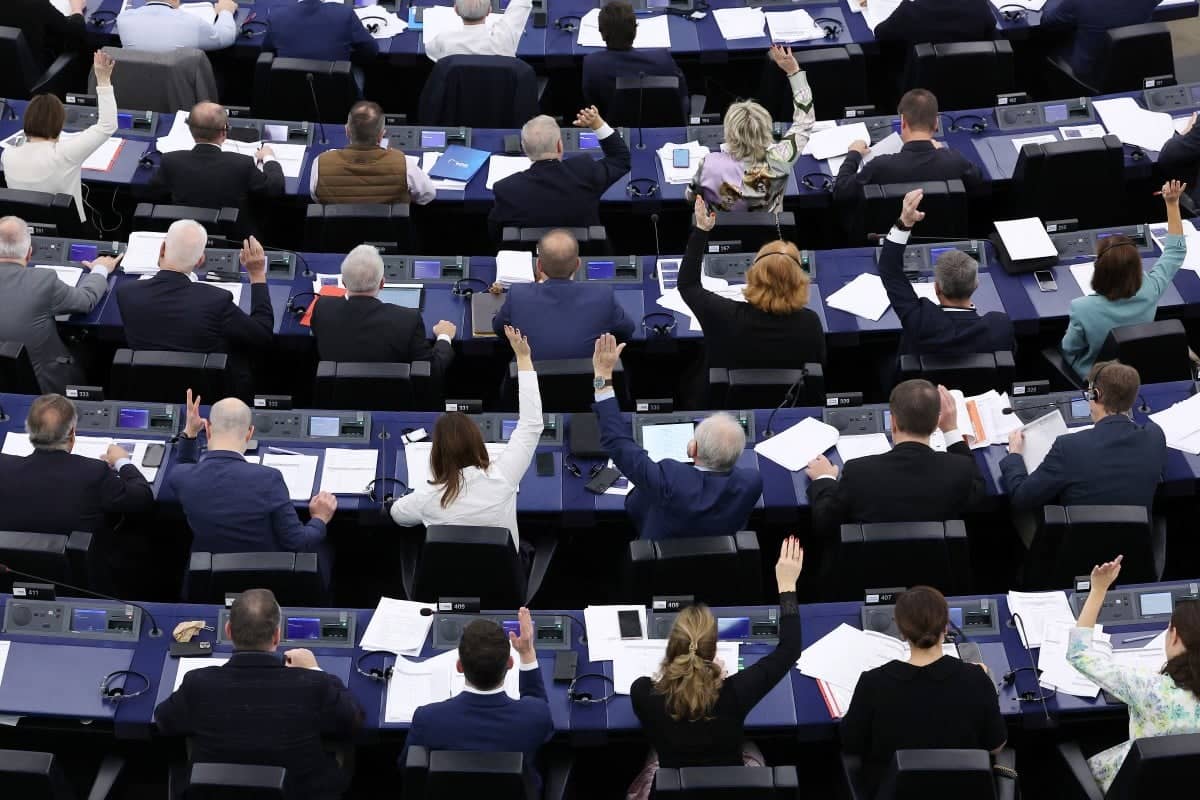 Duża sala, członkowie PE podnoszę ręce, wielu nie podnosi