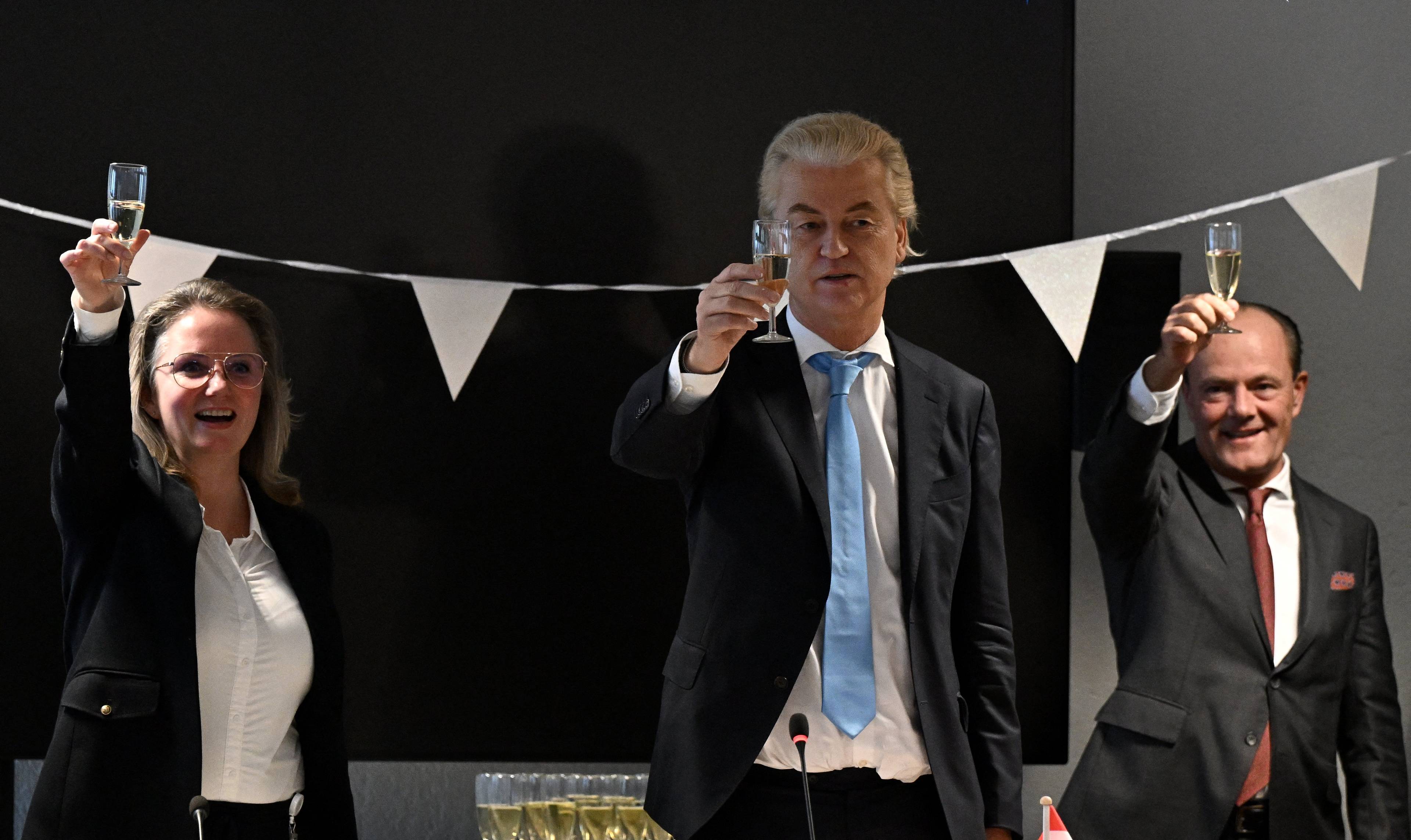 Mężczyzna w jasnych, długich włosach zaczesanych do tyłu wznosi kieliszek w geście toastu - to lider holenderskiej skrajnej prawicy Geert Wilders