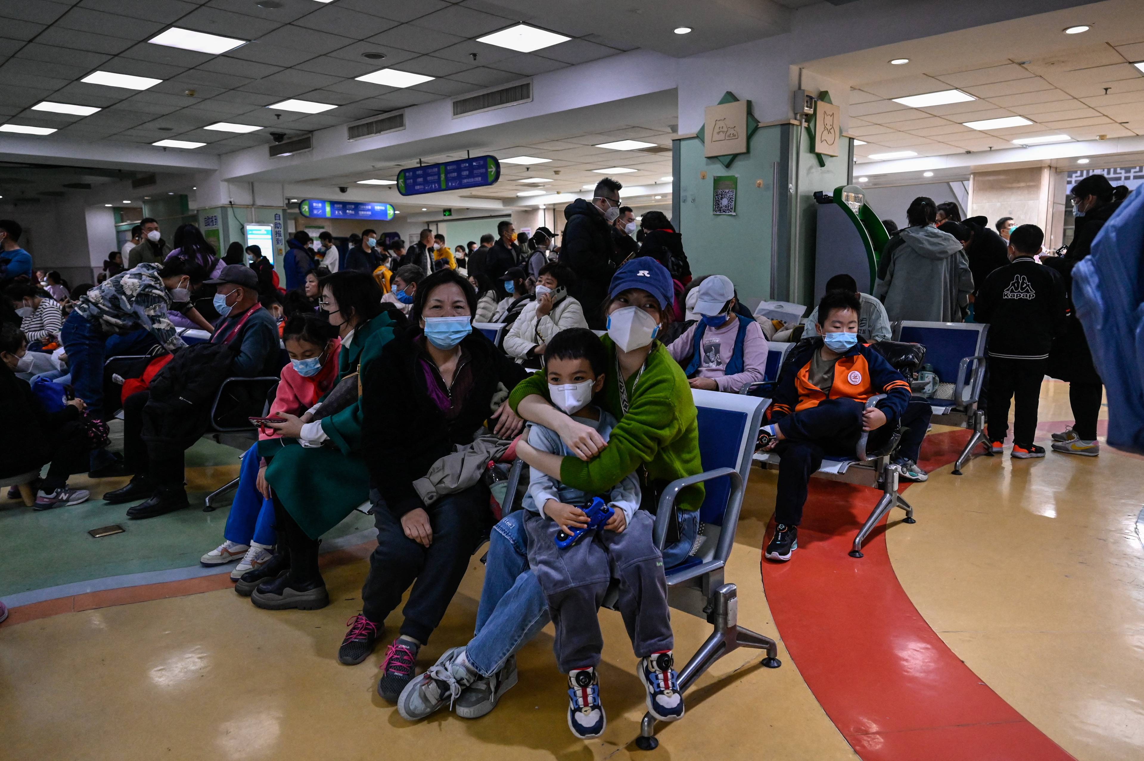Chińscy rodzice czekają na badanie swych dzieci w poczekalni szpitala. Beijing, 23 listopada (Photo by Jade Gao / AFP)