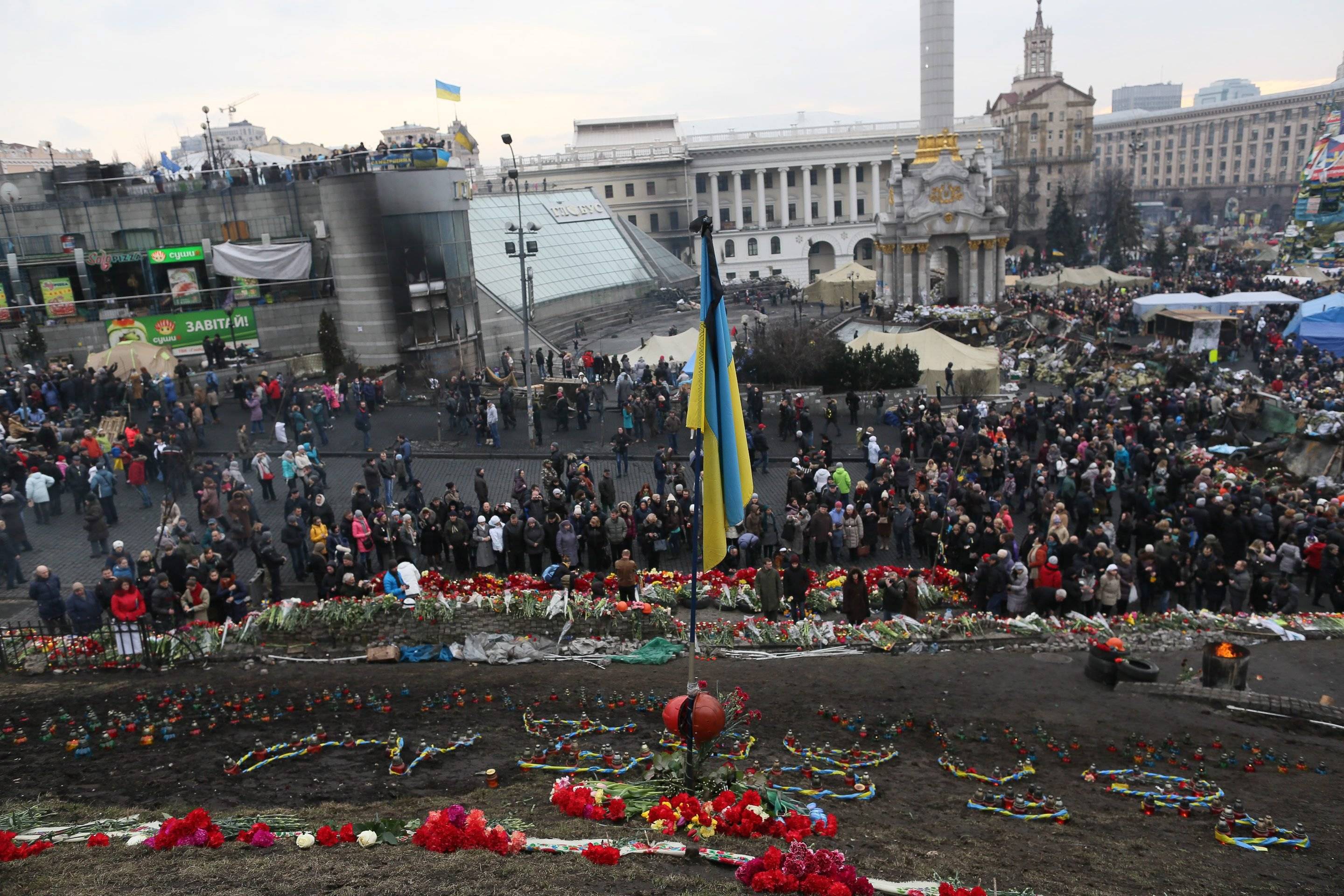Główny plac Kijowa wypełniony ludźmi, kwiatami i zniczami ku pamięci ofiar Rewolucji Godności z 2014 roku