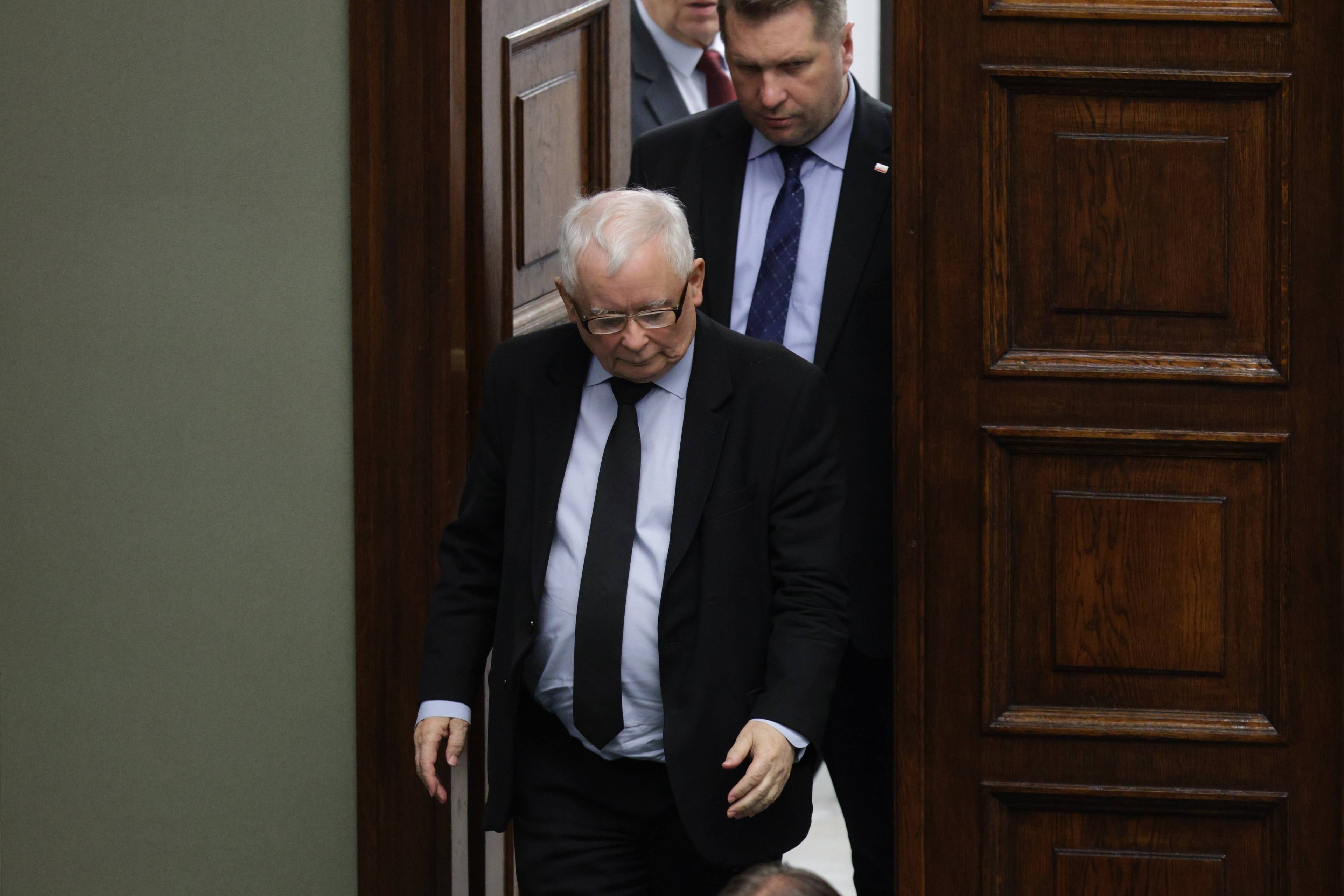 Jarosław Kaczyński wchodzi na salę sejmową