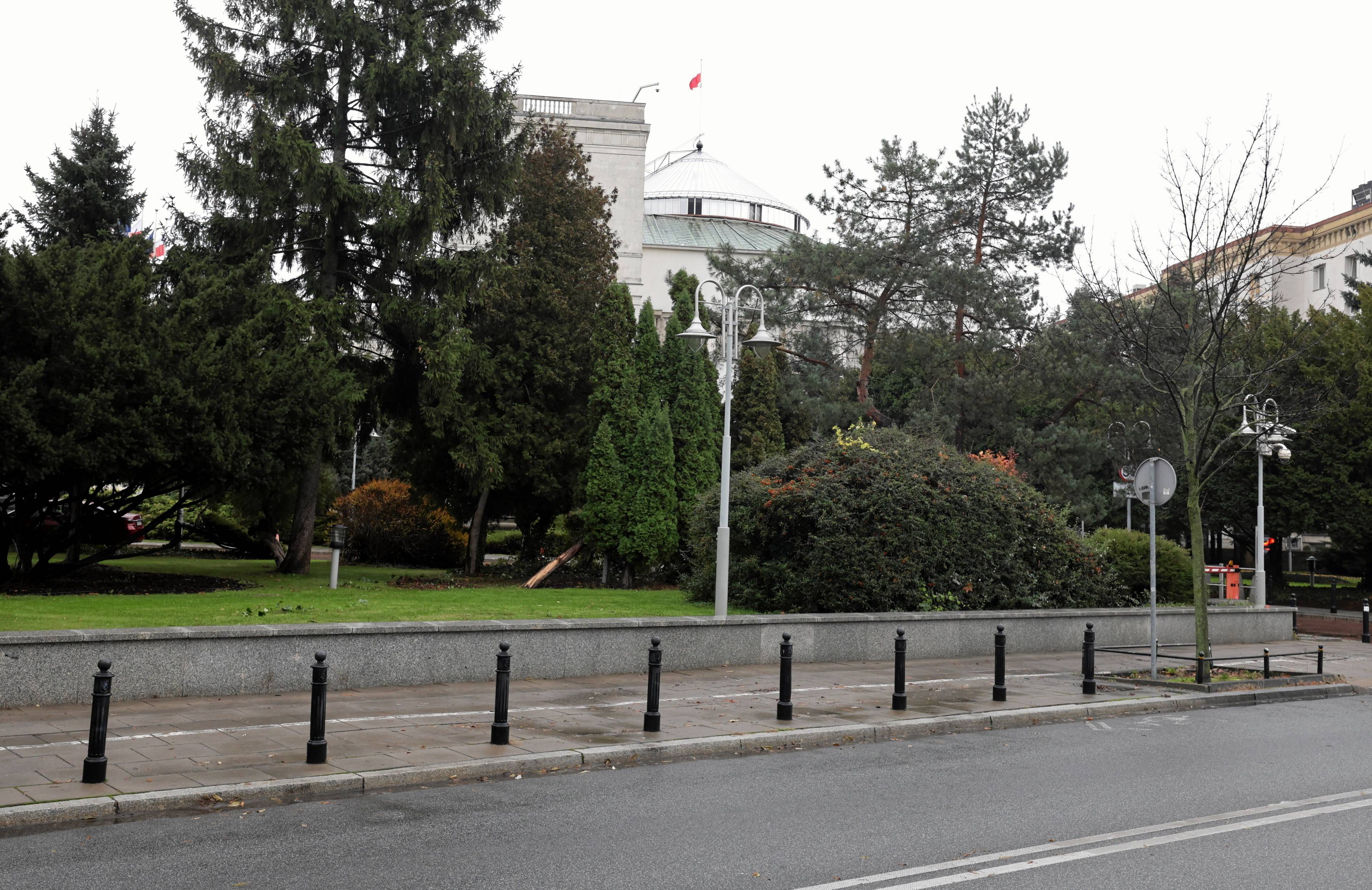 Otwarta przestrzeń wokół Sejmu - bez barierek