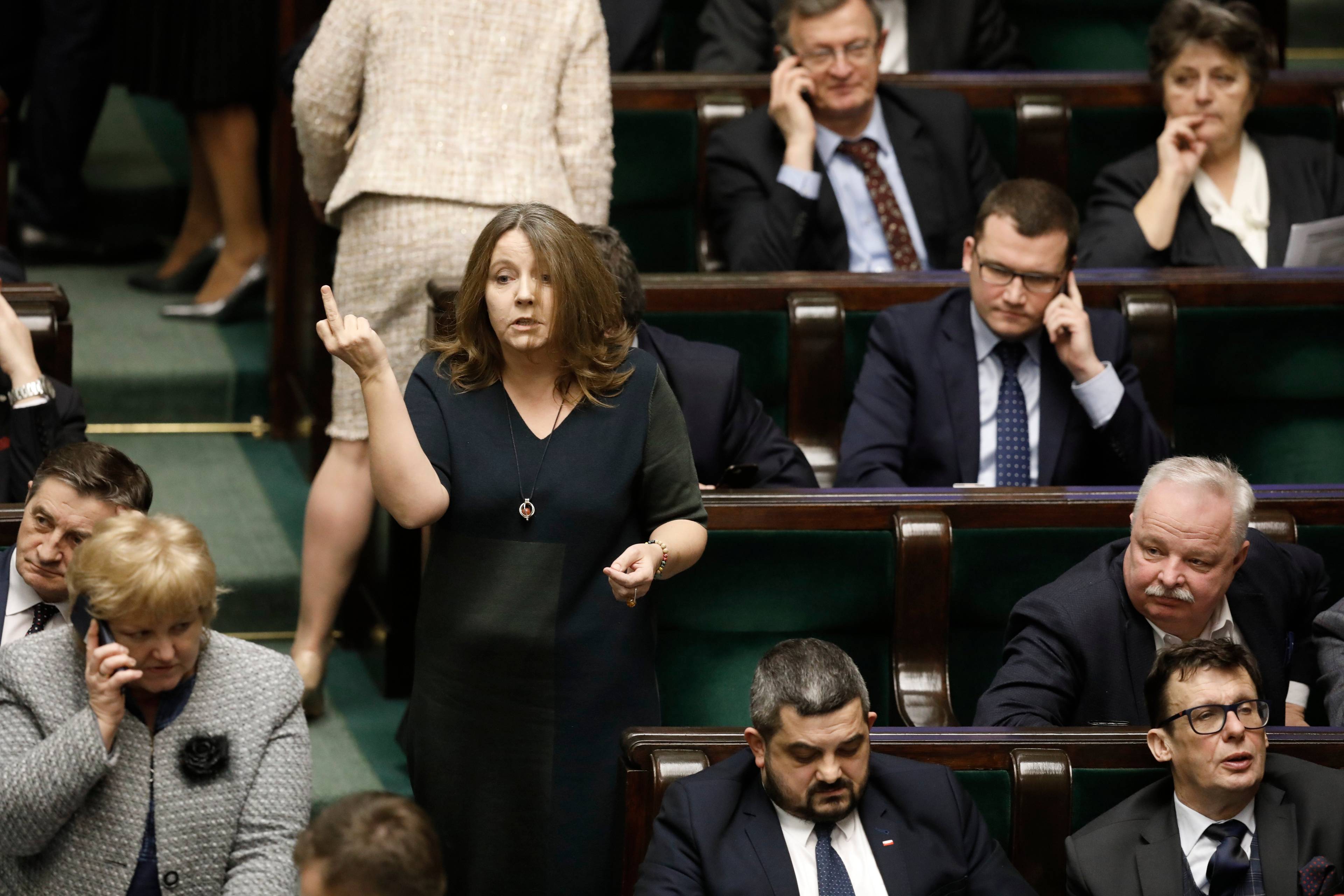Na zdjęciu Joanna Lichocka ze środkowym palcem kierowanym w stronę opozycji