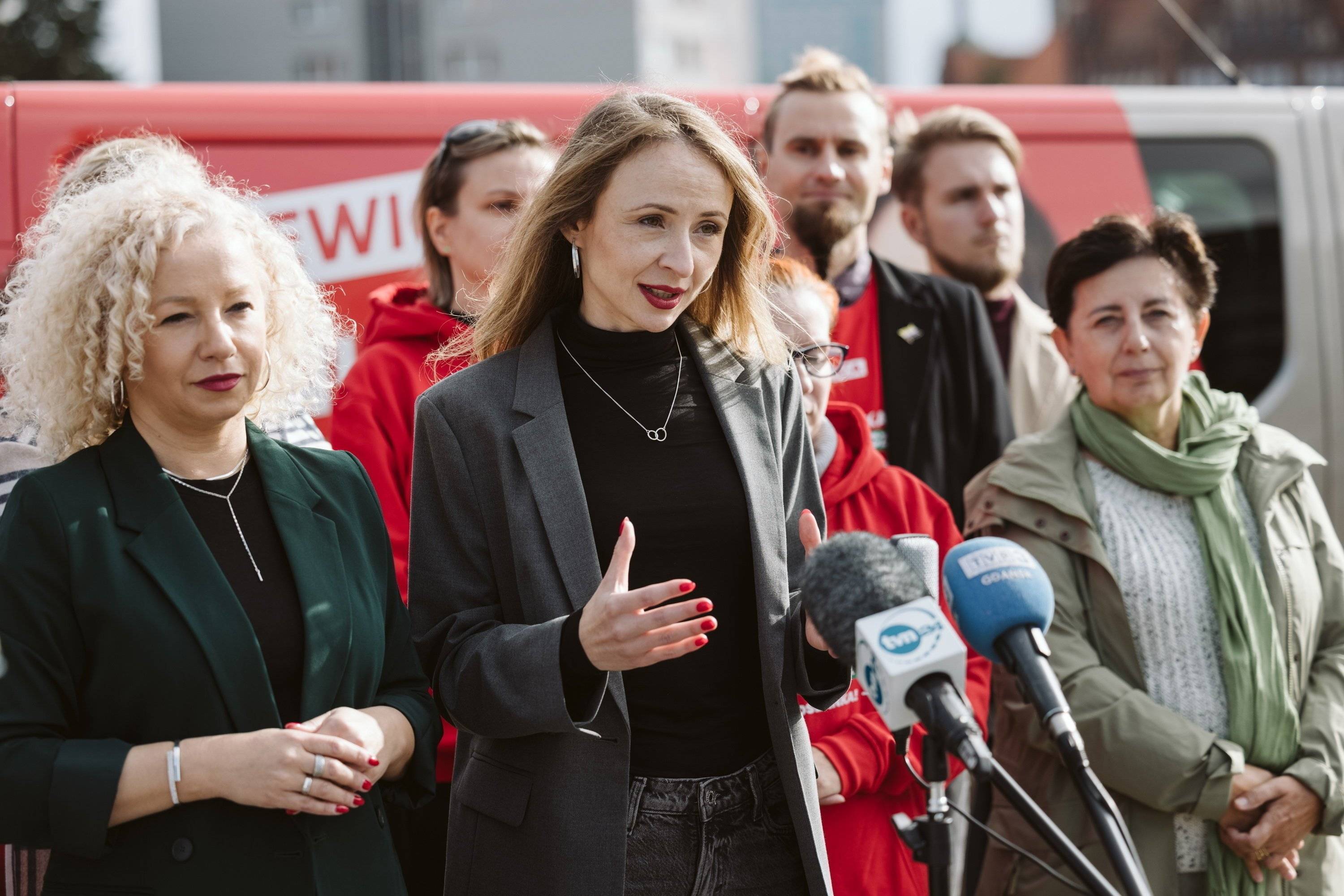 Sejm ruszy z projektami aborcyjnymi. Na zdjęciu Katarzyna Kotula i Agnieszka Dziemianowicz-Bąk z Lewicy