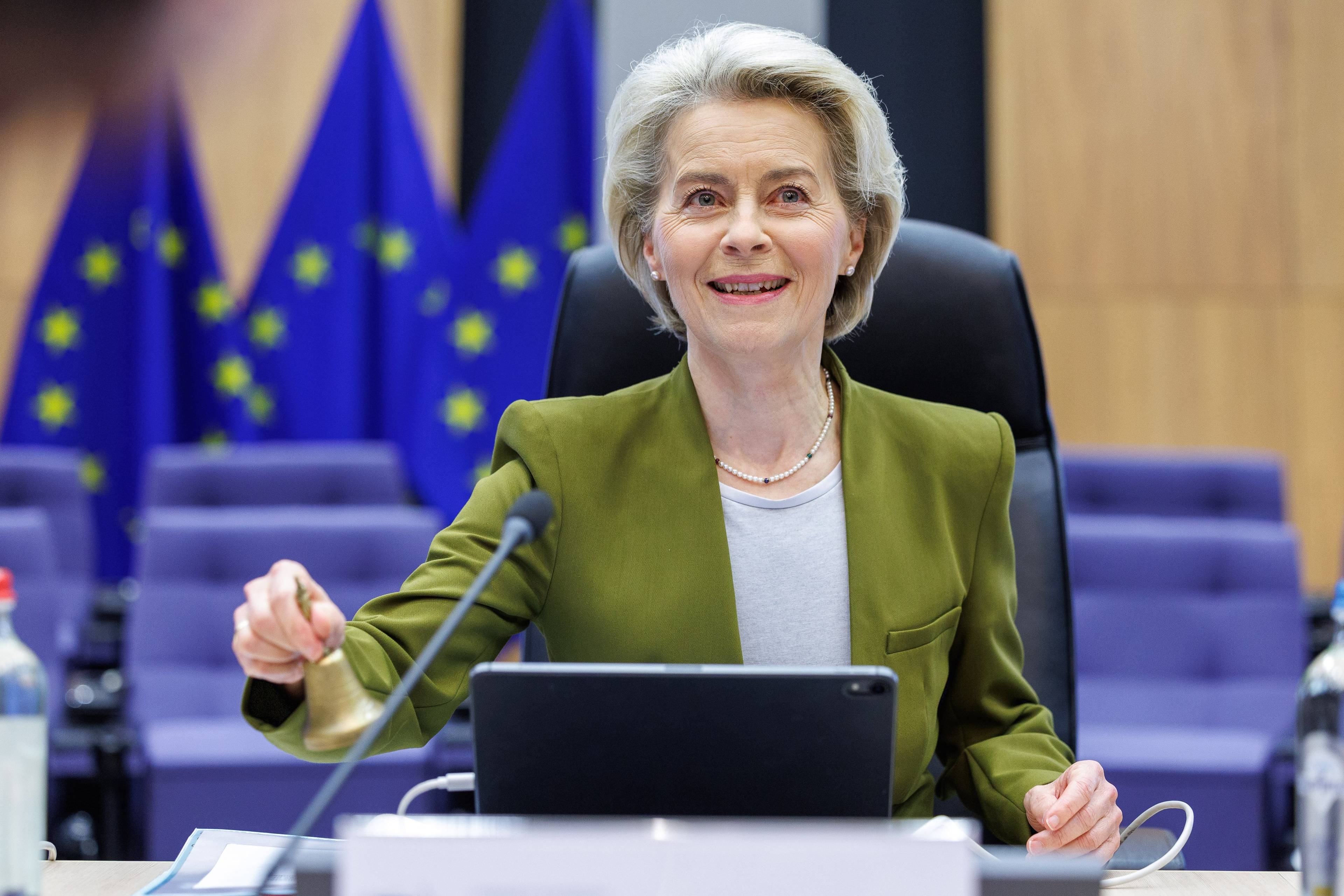 Szefowa Komisji Europejskiej Ursula von der Leyen otwiera spotkanie komisarzy, na którym zatwierdzono rekomendacje KE w sprawie rozpoczęcia negocjacji akcesyjnych z Ukrainą i Mołdawią