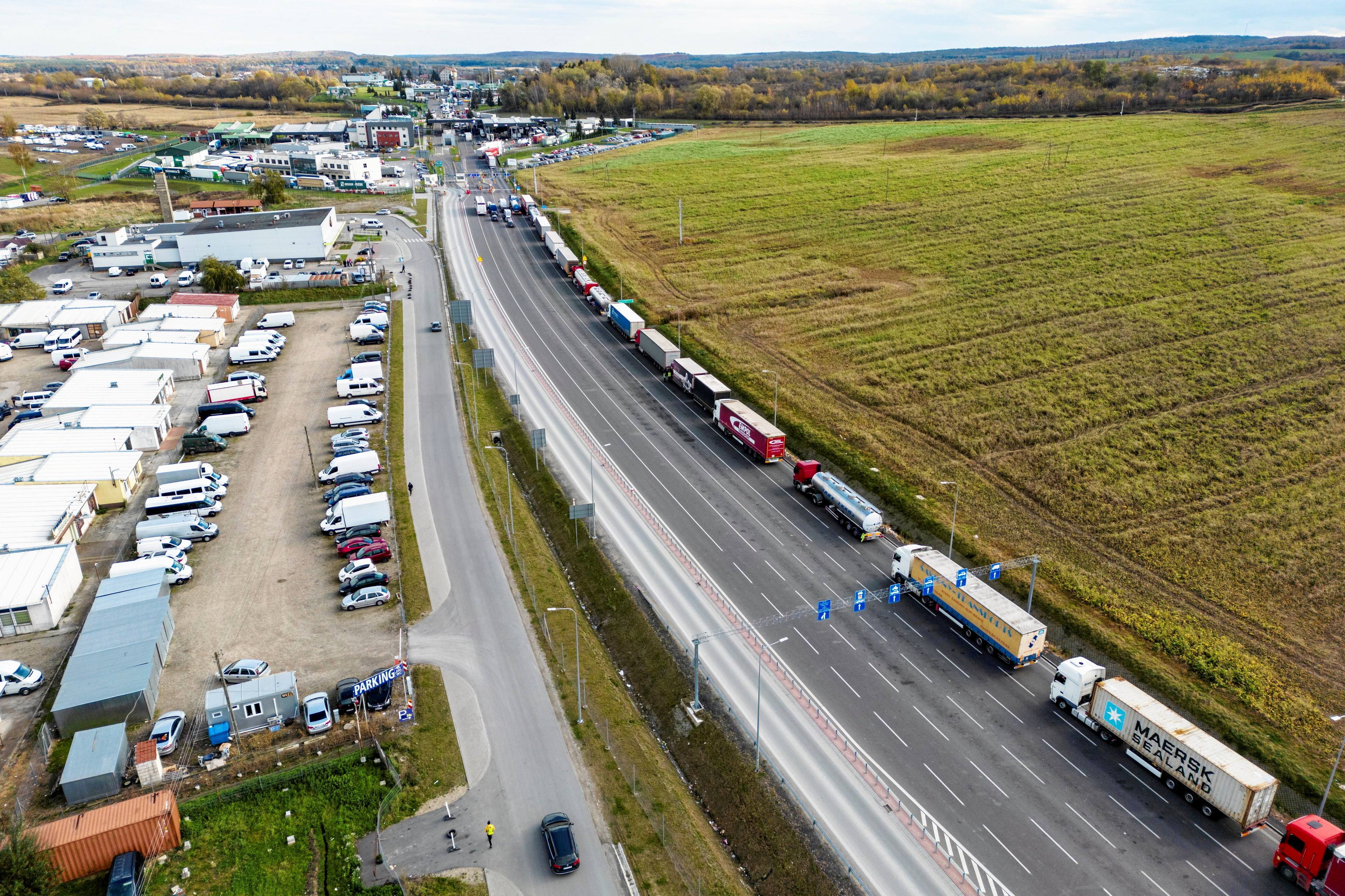 kolejka ciężarówek przed przejściem granicznnym