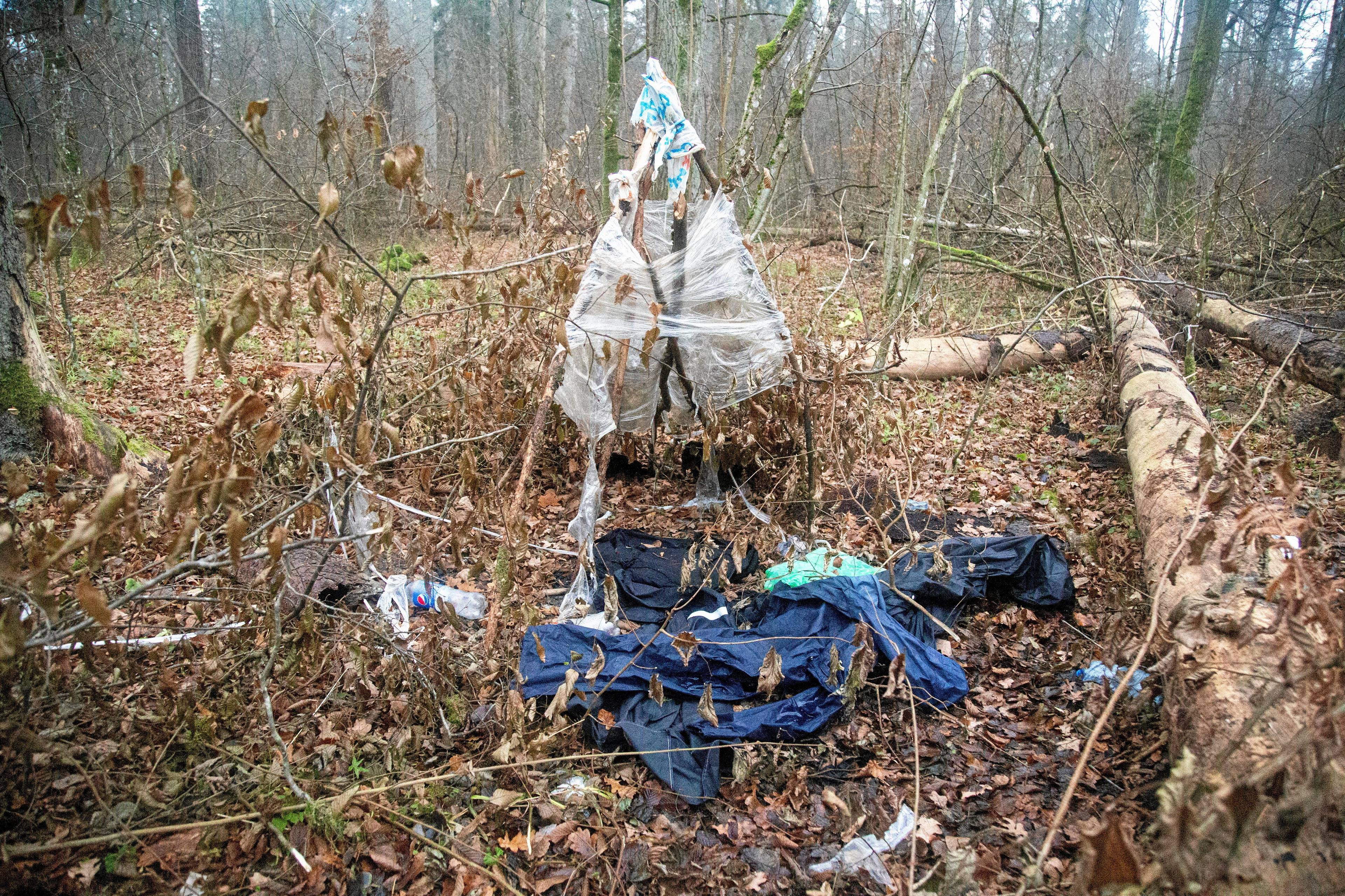Części ubrania i uchodźców znajdowane w lesie