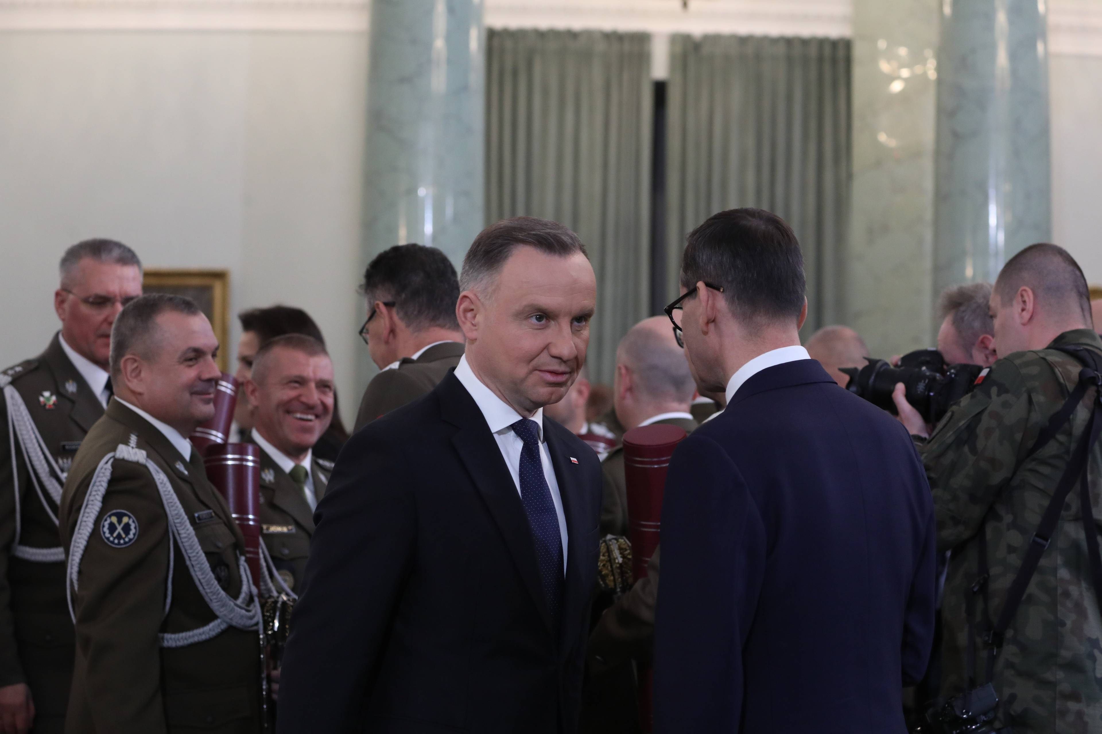 Andrzej Duda i Mateusz Morawiecki patrzą na siebie w Pałacu Prezydenckim