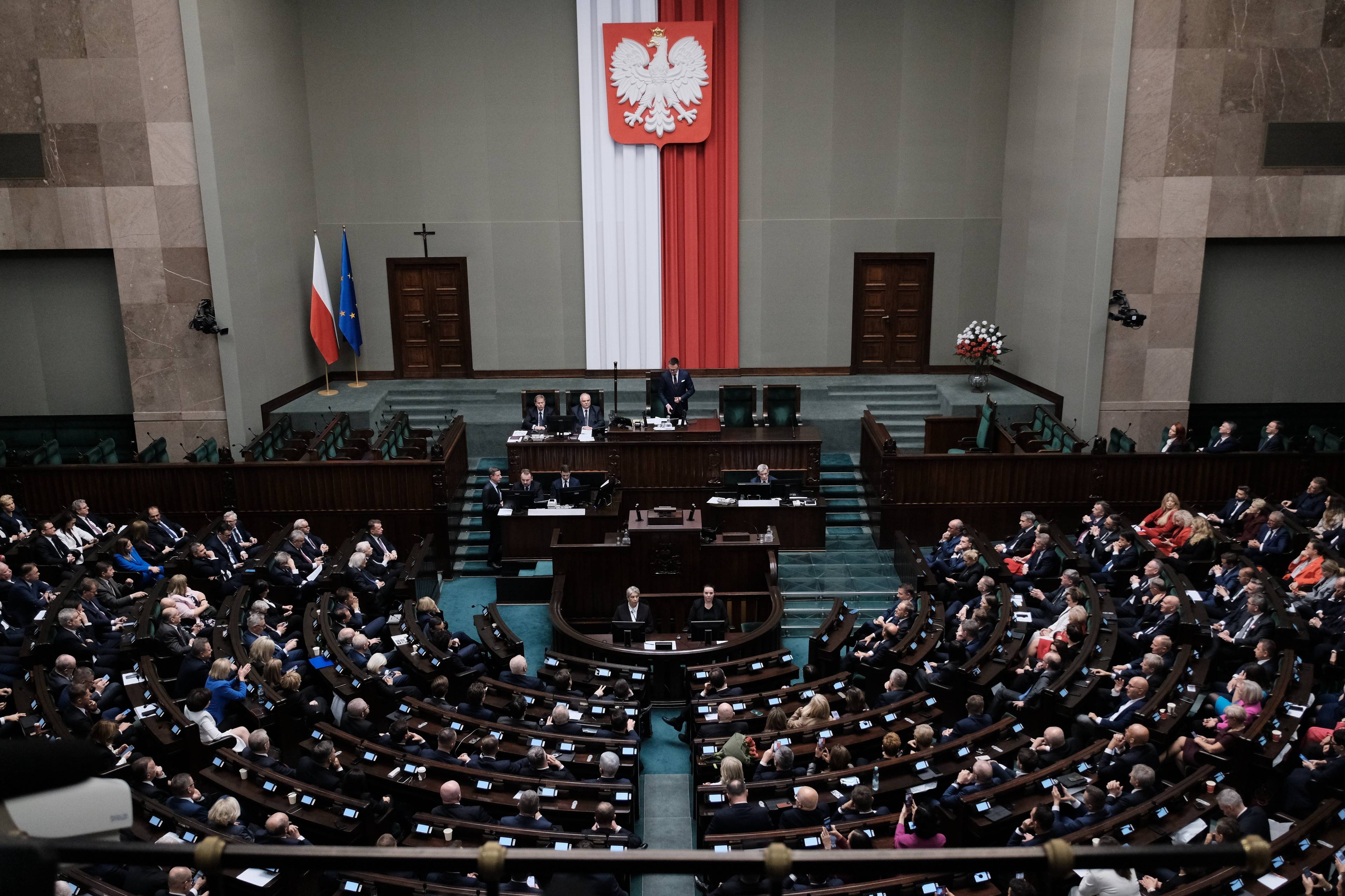Posłowie i posłanki na sali w Sejmie