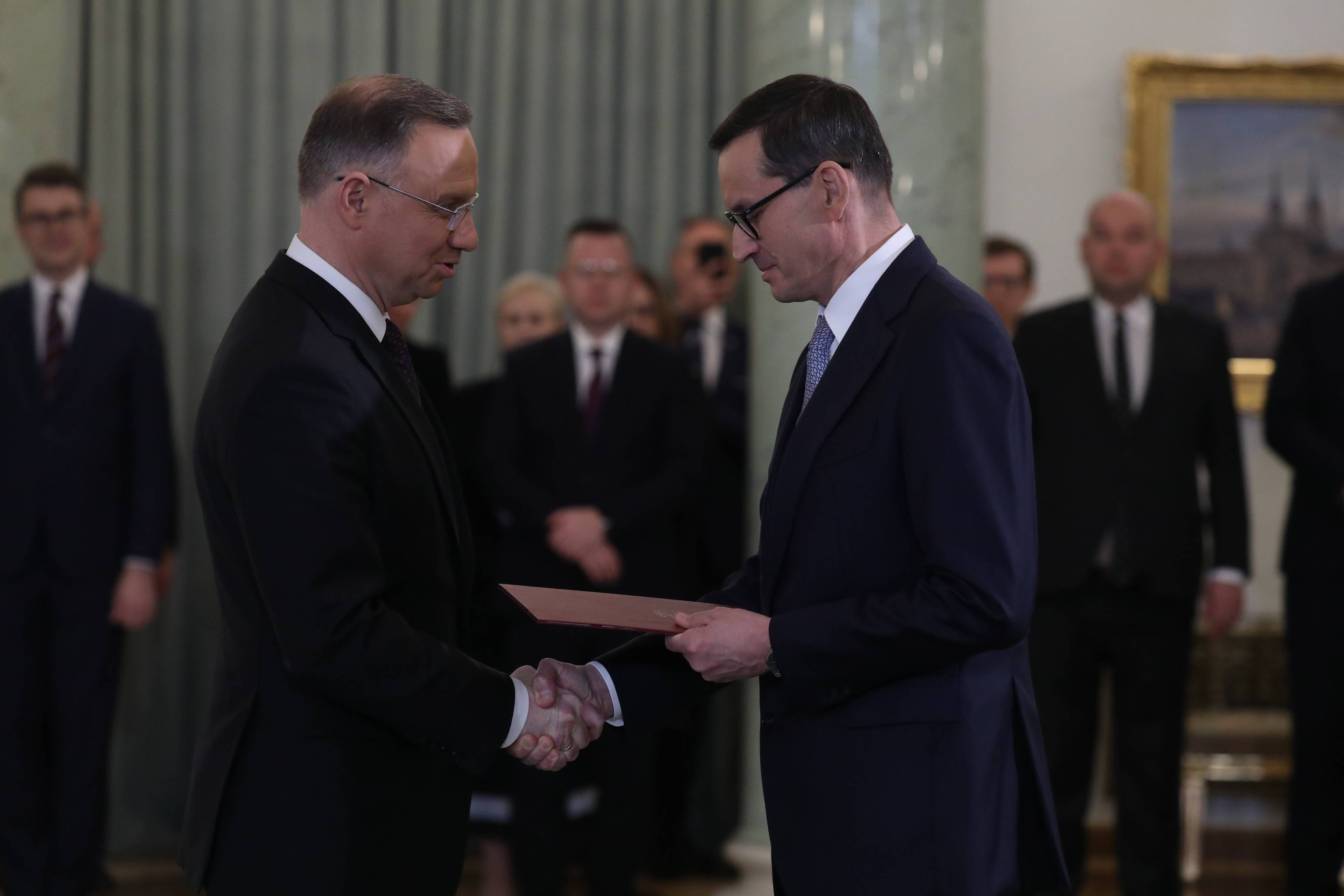 Andrzej Duda dokonuje zaprzysiężenia Mateusza Morawieckiego na premiera w poniedziałek 27 listopada o godz. 16:30