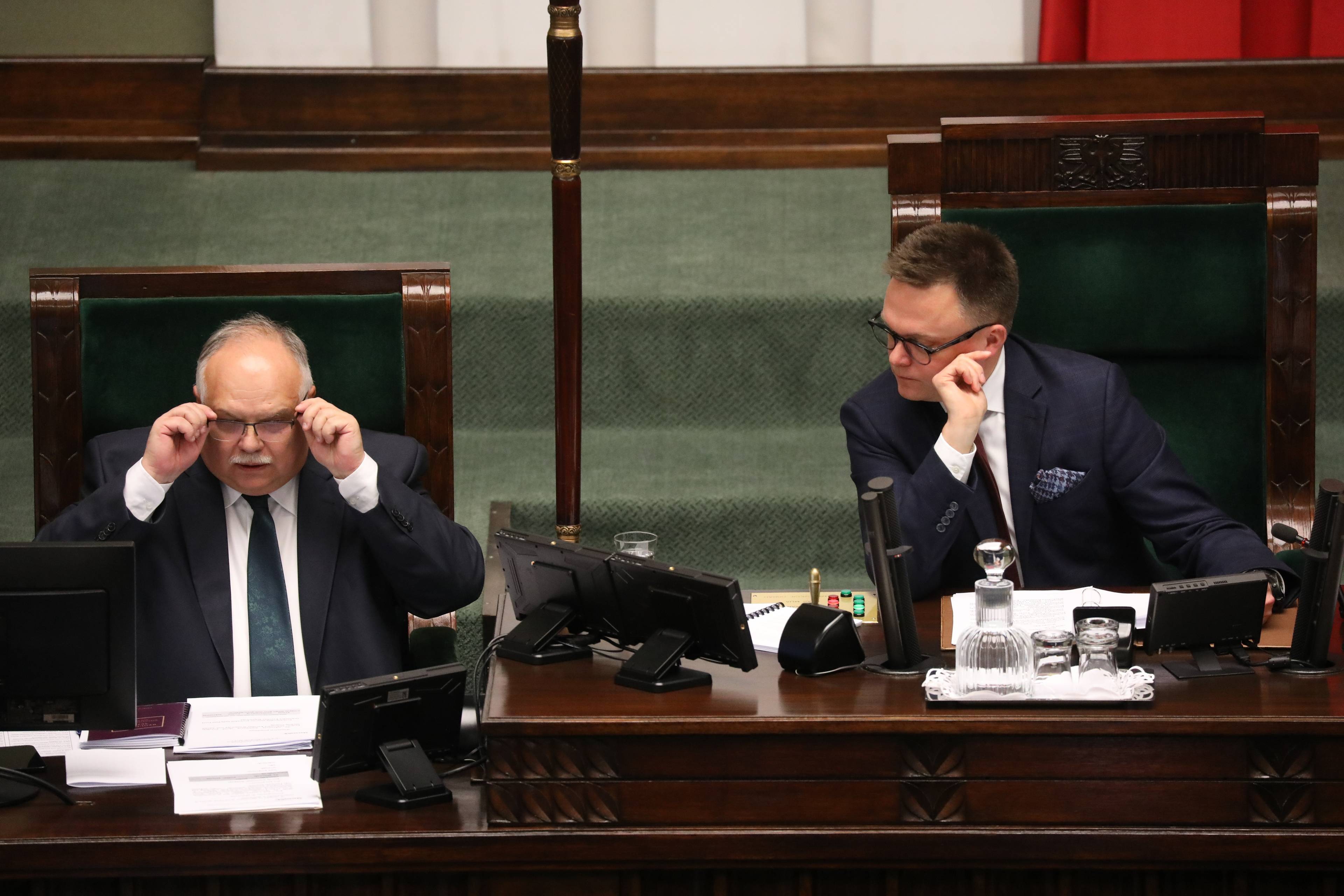 Marszałek Sejmu Szymon Hołownia za stołem prezydialnym na sali plenarnej w Sejmie