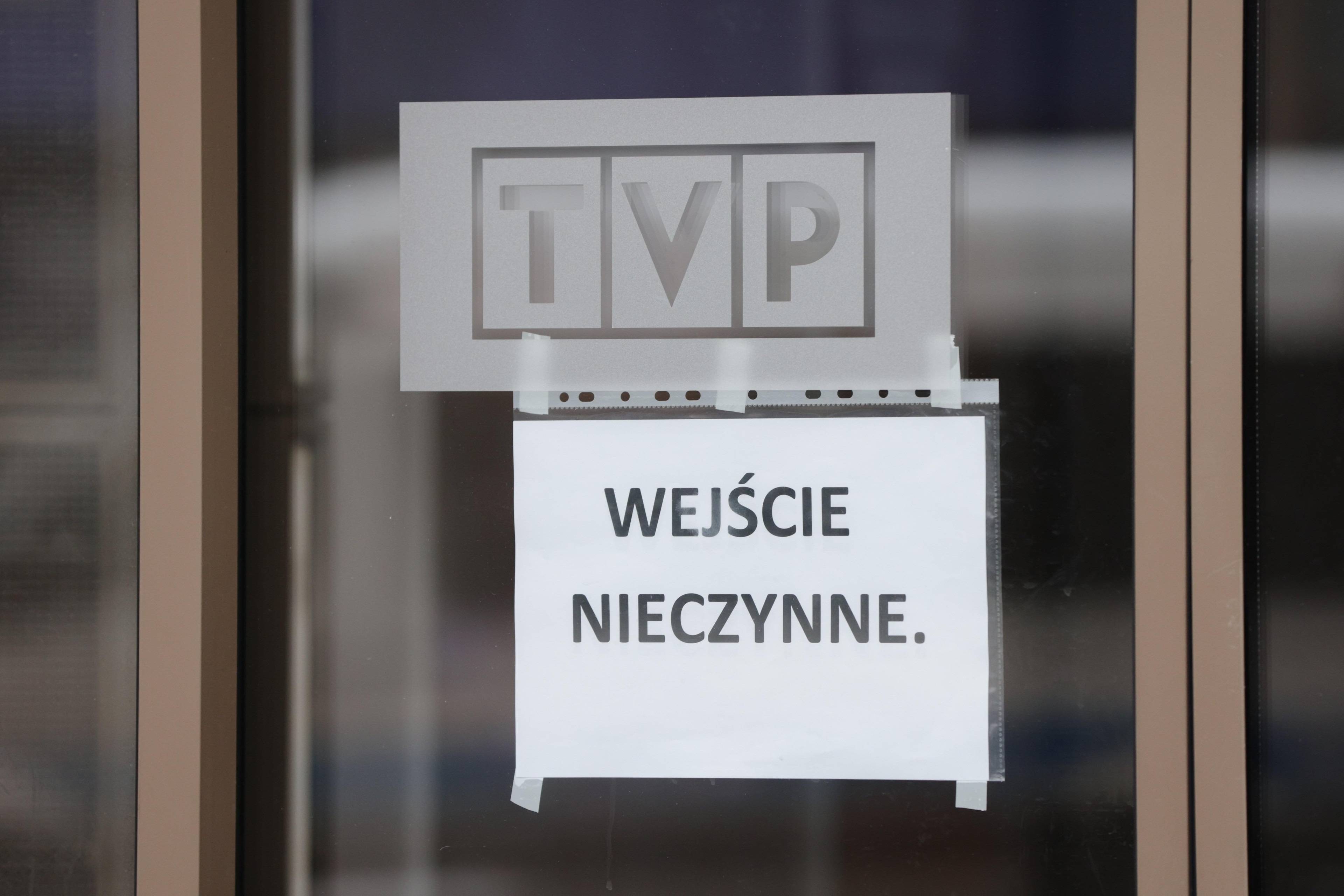 Szklane drzwi z napisem TVP i kartką „Wejście zamknięte”. Siedziba TVP Info.