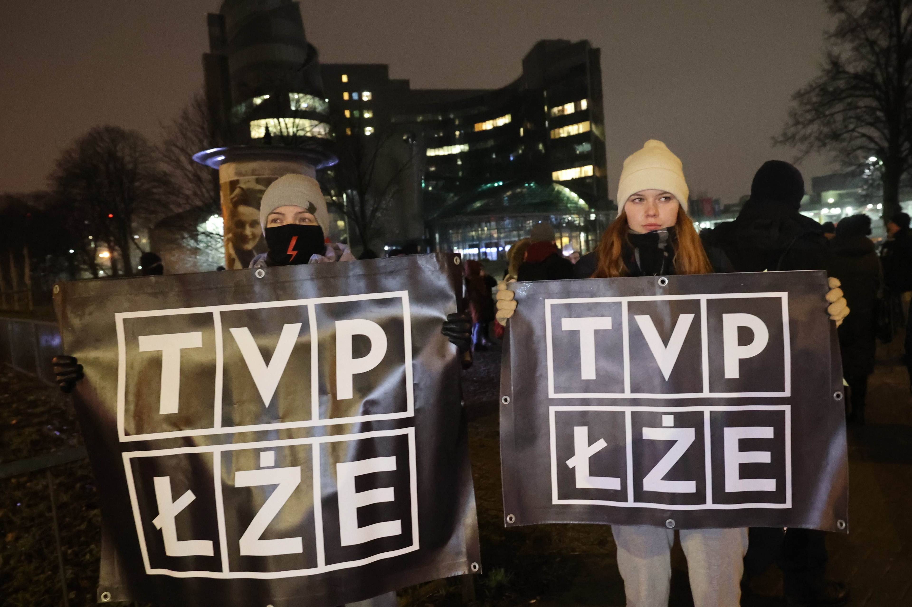 Uczestniczki demonstracji pod siedzibą TVP trzymają plakaty z napisem TVP łże