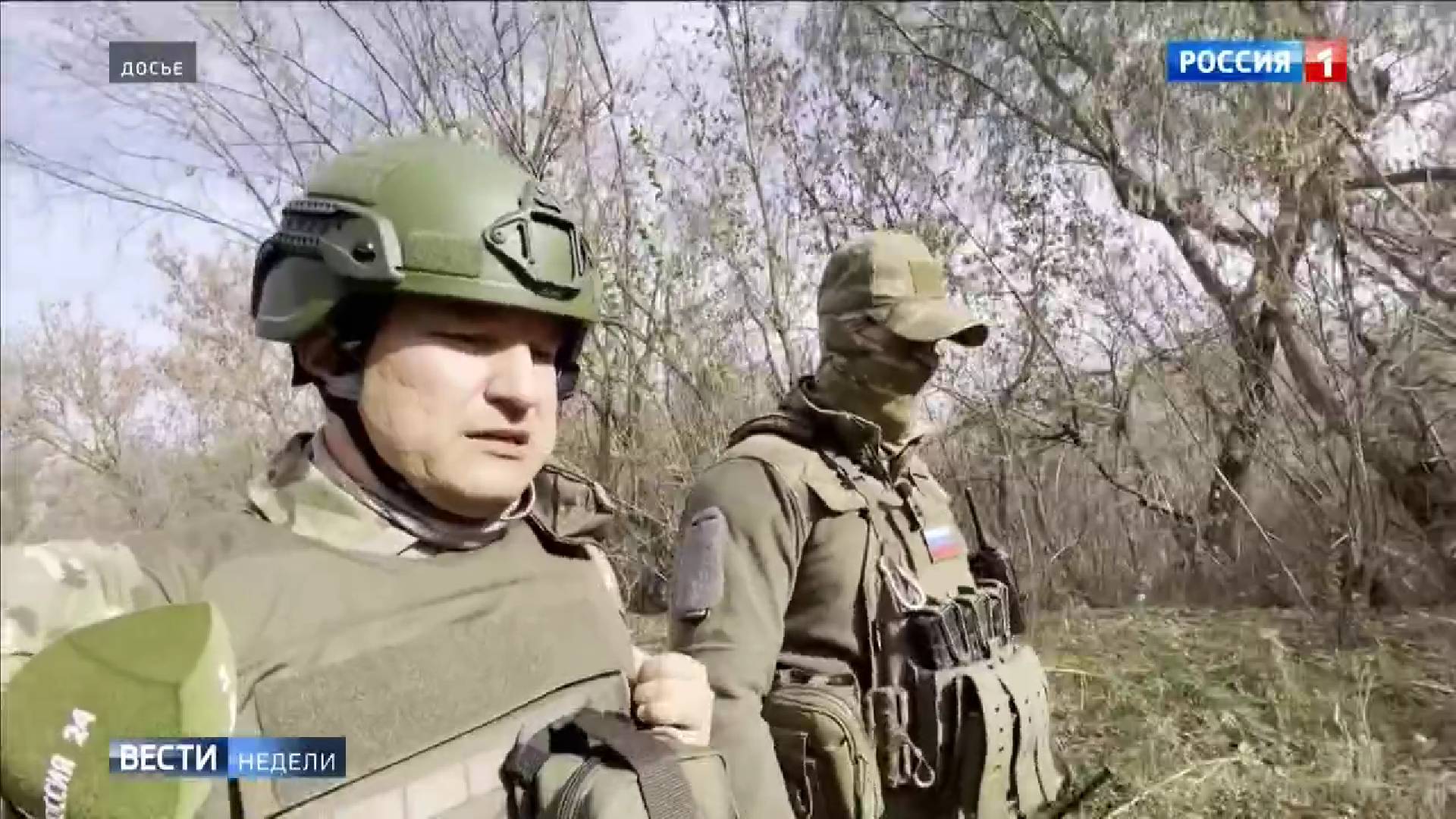 Dwaj mezczyźni w zielonych mundurach wojskowych